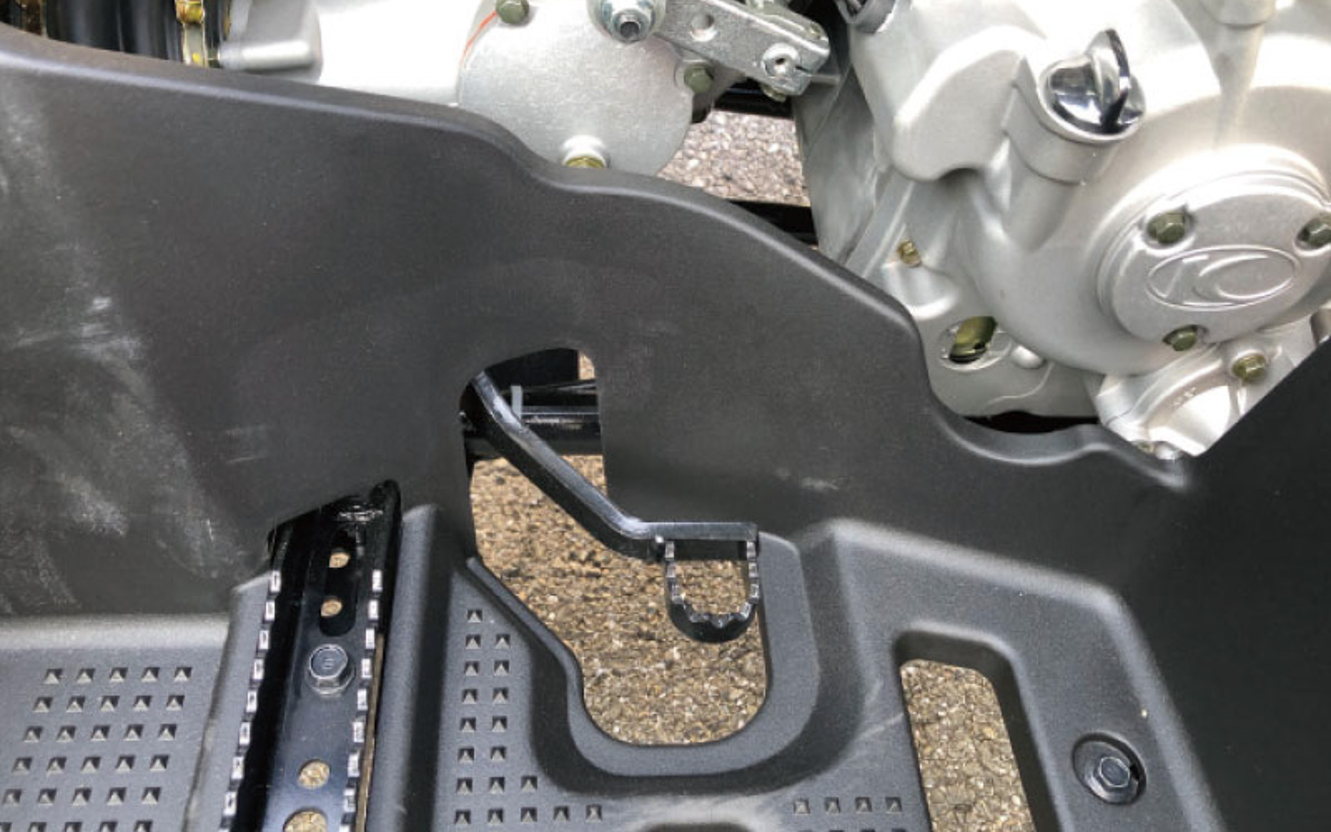 左右のブレーキレバーに加えフットブレーキも装備する