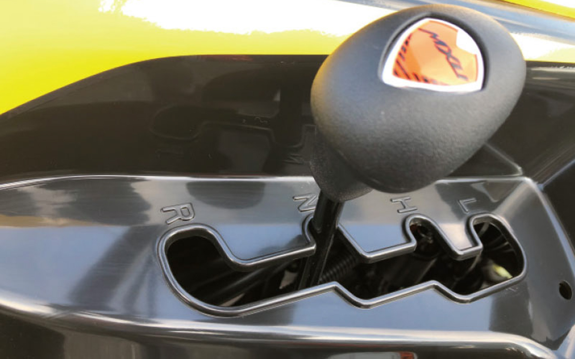 ローレンジ付きで、悪路での走破性を向上。リバースギヤも完備