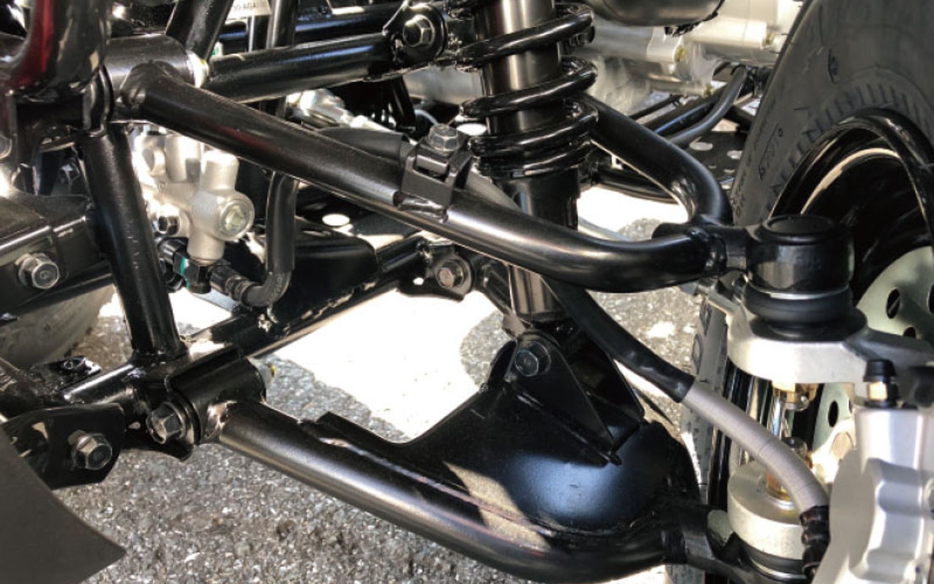 キャンバー角を最適に保つダブルAアームをフロントに採用