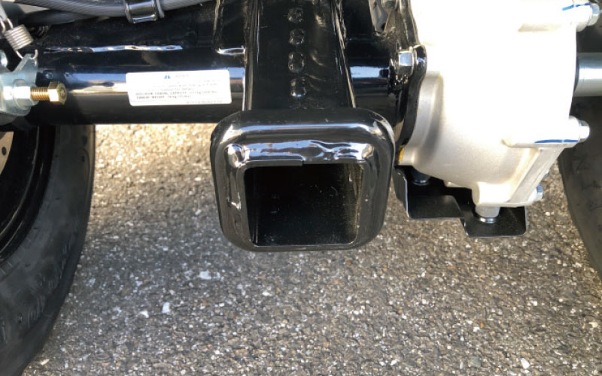 2インチ角のヒッチメンバーレシーバーを装備し、牽引装置の取り付けも可能