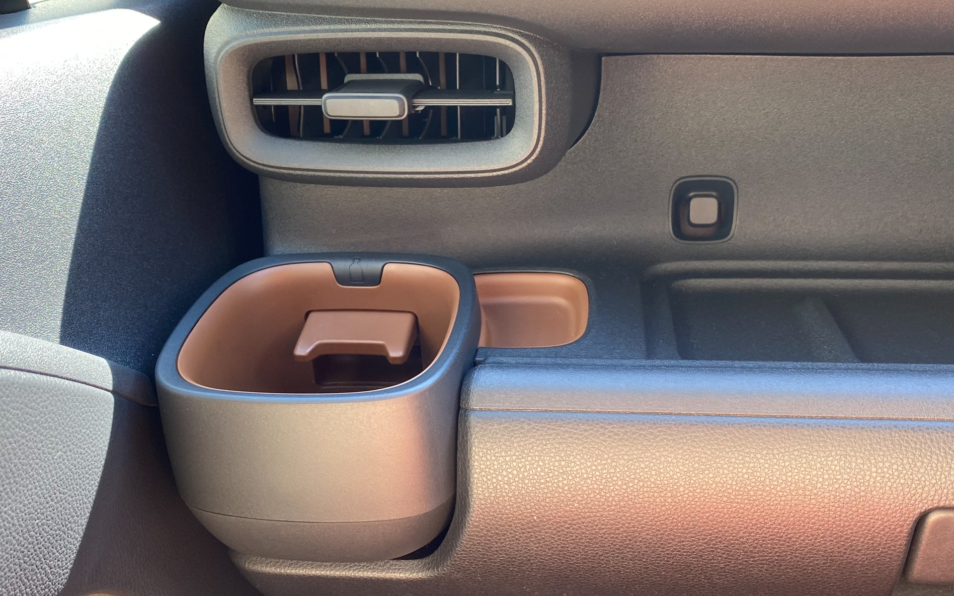 カップホルダーの横に、小さくくぼんだトレイがあって、これがナイスアイデア。ドライブのお供にペットボトル飲料を選ぶことが多くなっているので、そのキャップを置いておけるスペースがあるのは便利ですね。以前、軽自動車にも同様のものがあって、いつの間にかなくなってしまったんですが、今回は定着するでしょうか