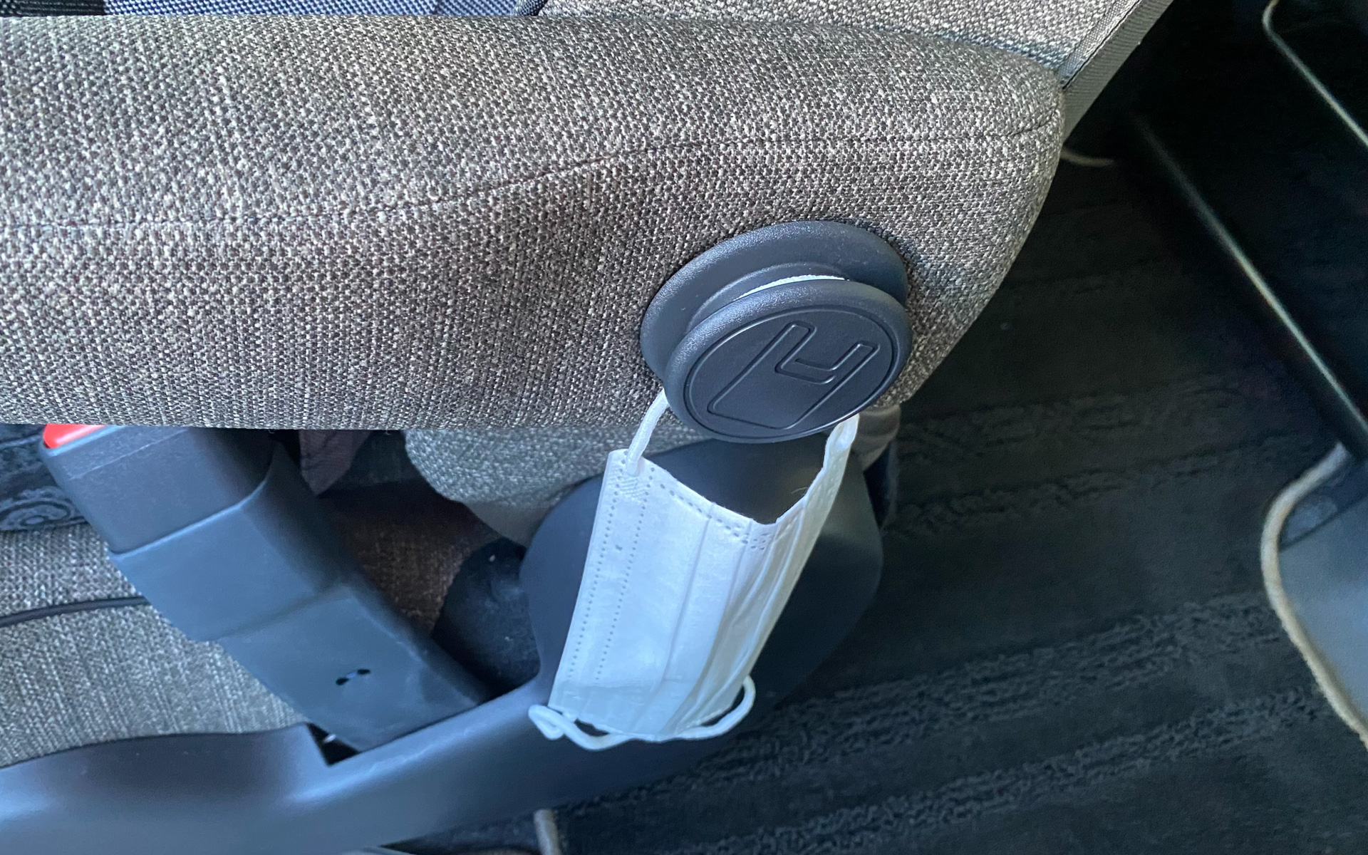 一般的にはインパネとか、前席の背もたれ、シートバックテーブルについていることが多いフック。新型シエンタは意外や、運転席のアームレストの横についていました。ここなら、あまり目立たないのでゴミ袋を下げたり、このご時世ならマスクを保管しておくのにもいいなぁと思います