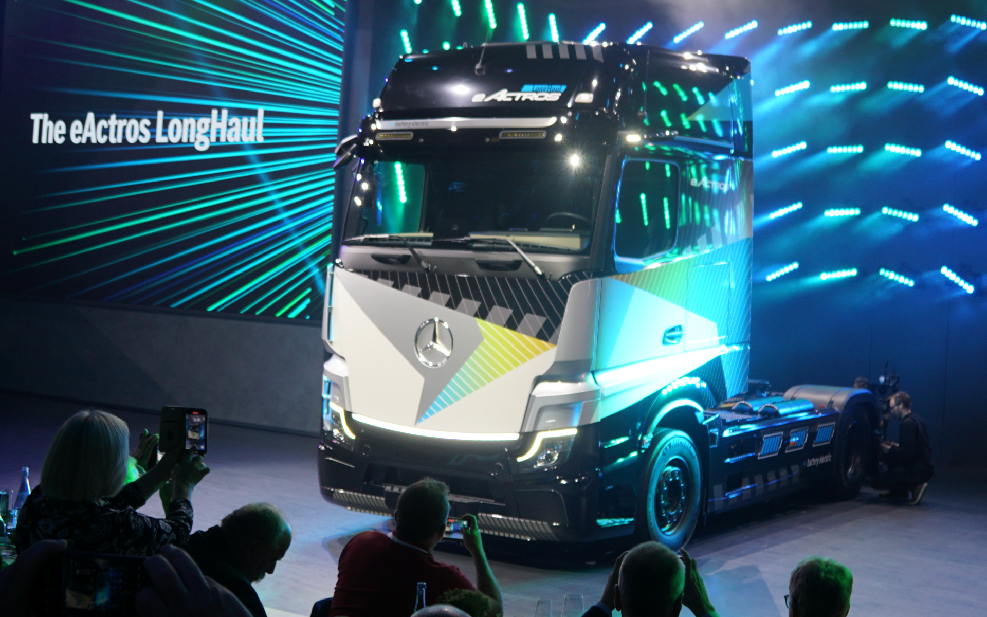 航続距離約500km実現するバッテリEVの大型トラック メルセデス・ベンツ「eActros LongHaul」