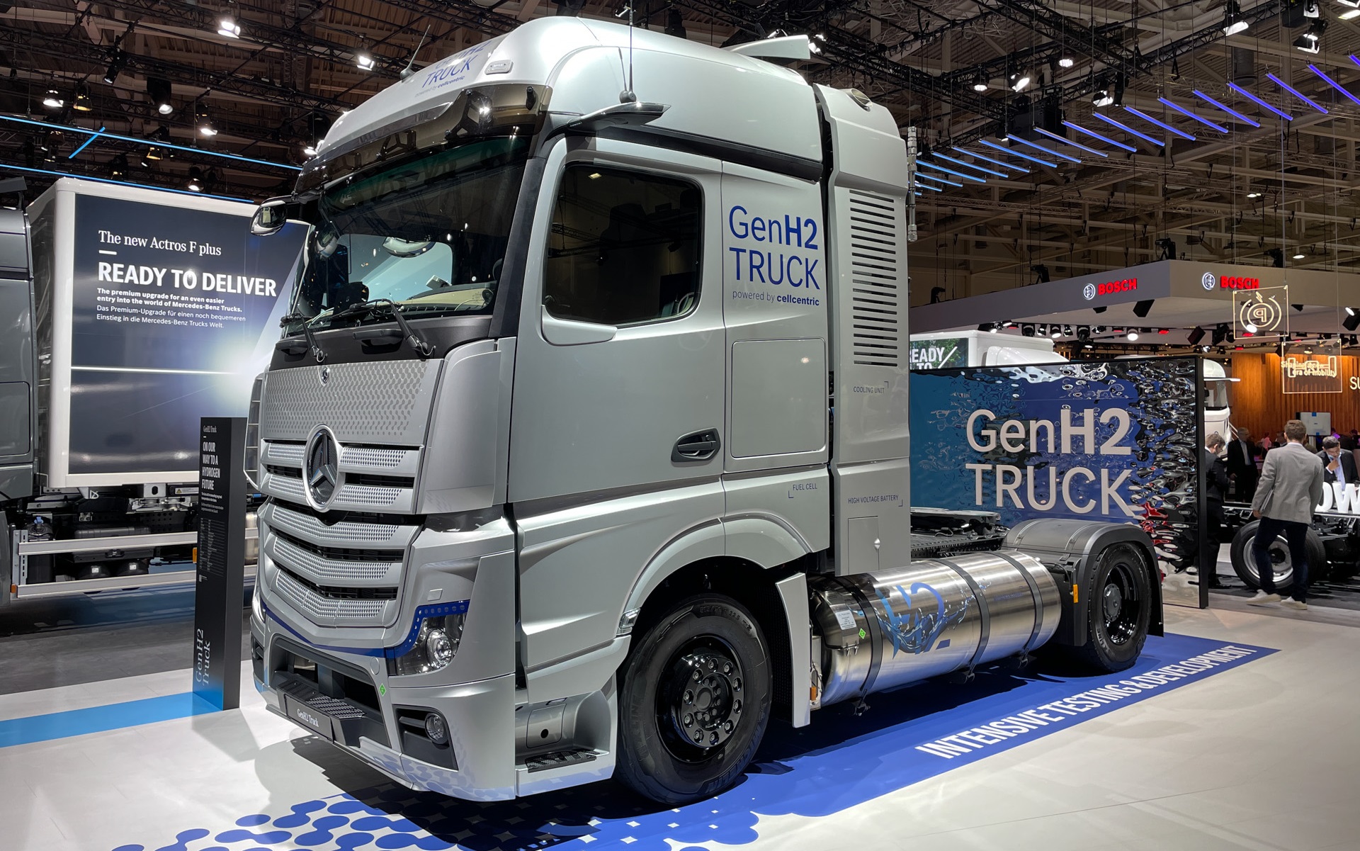 航続距離最大1000km以上を開発目標とする燃料電池車両の試作車 メルセデス・ベンツ「GenH2」