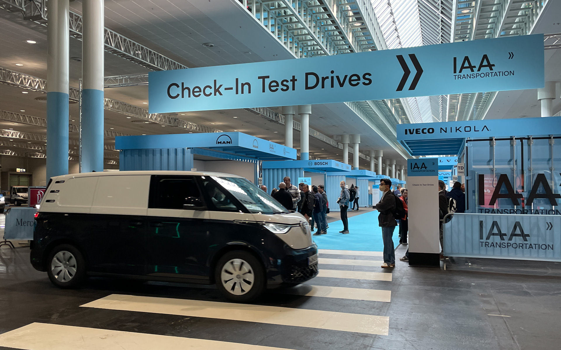 屋根のある屋内に試乗会場が登場