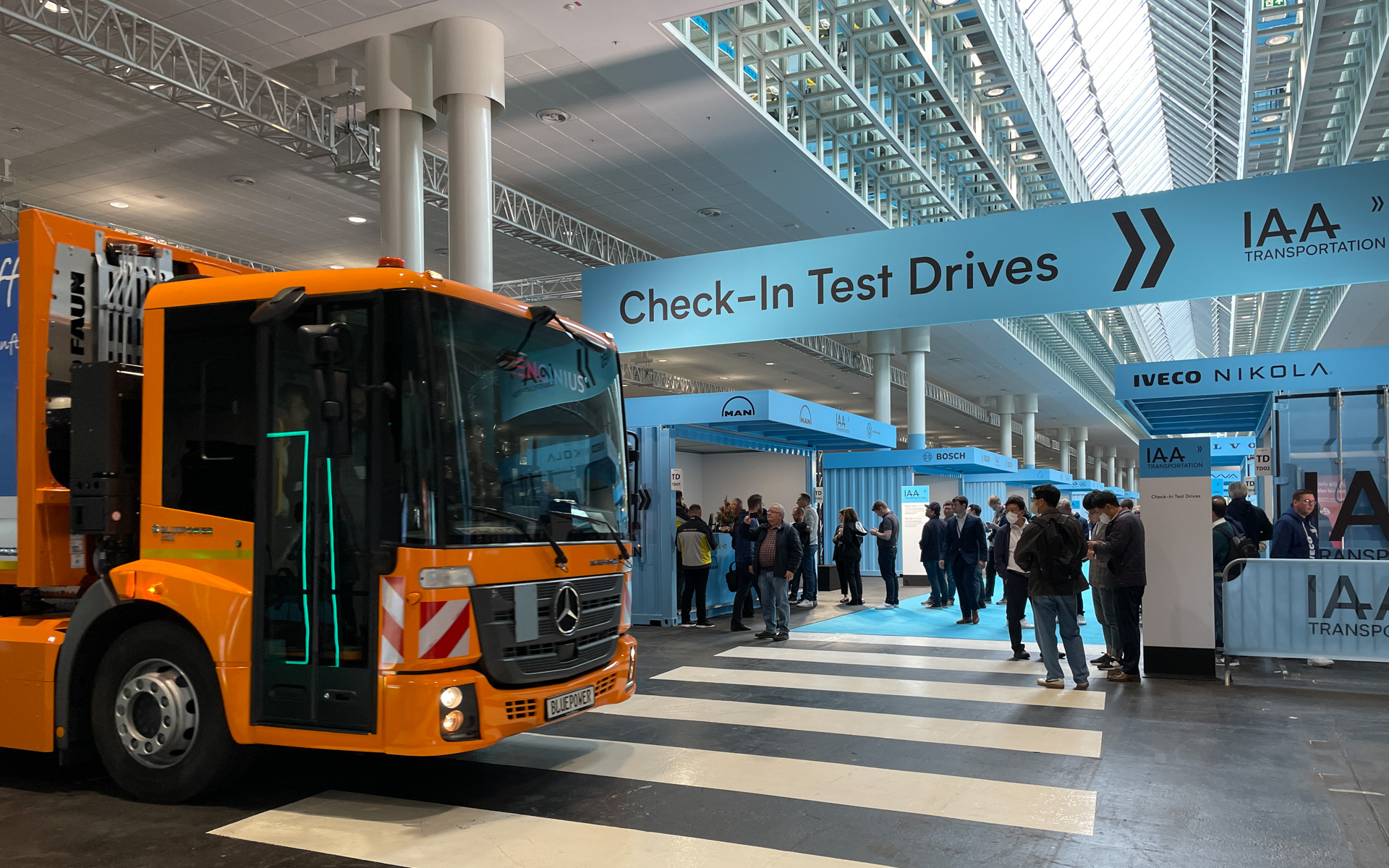 屋根のある屋内に試乗会場が登場