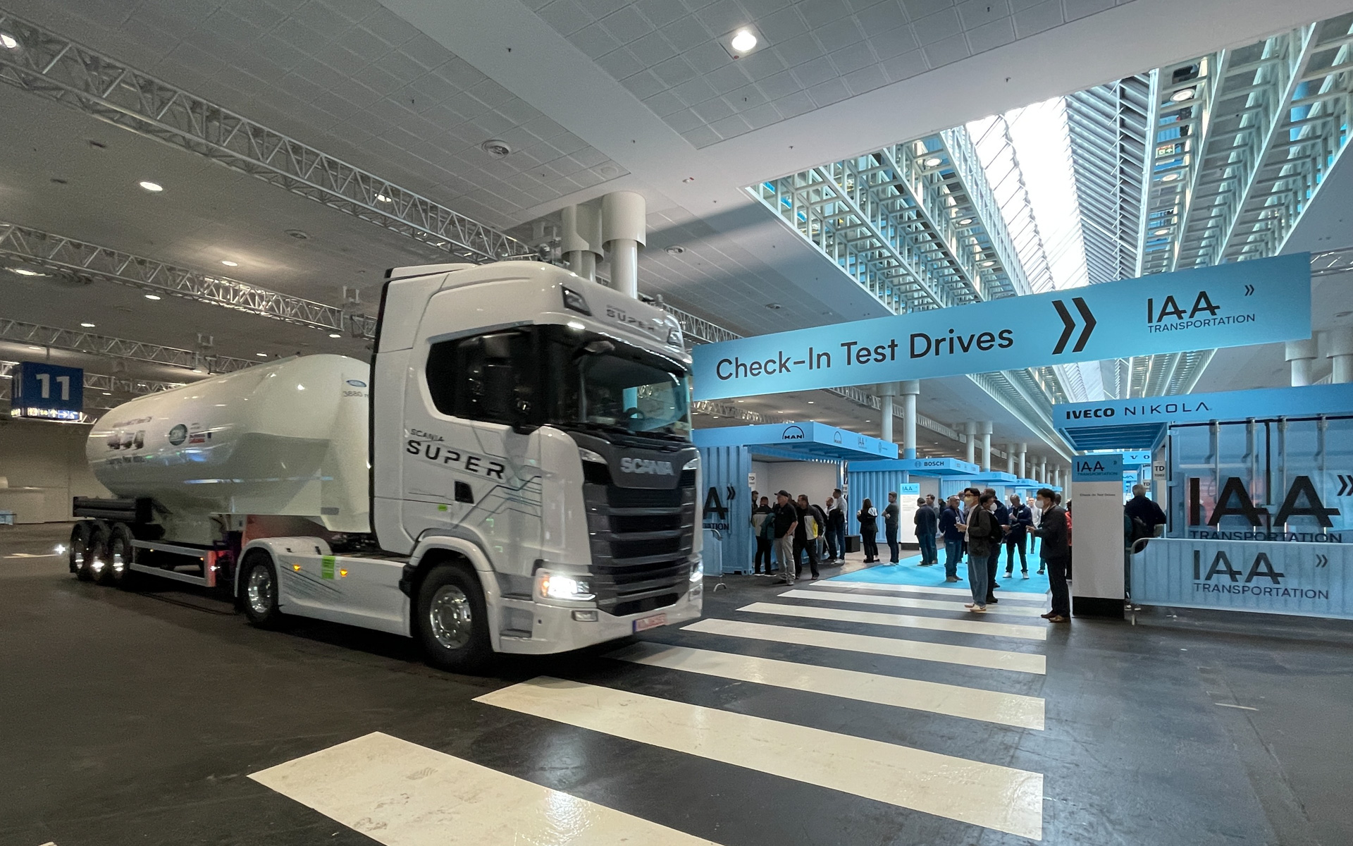 屋根のある屋内に試乗会場が登場