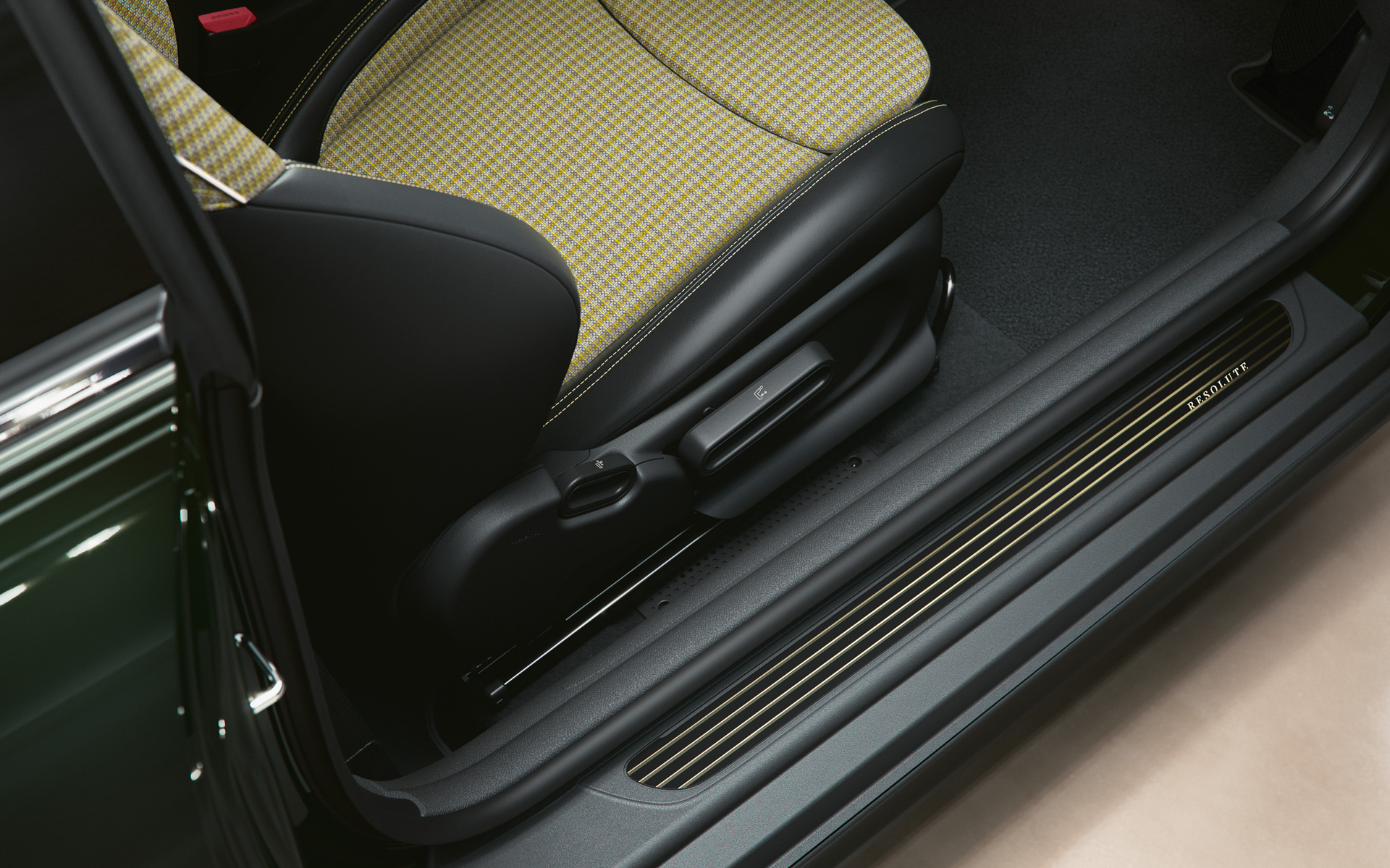 ドアシルプレートも専用カラーの「レゾリュートブロンズ