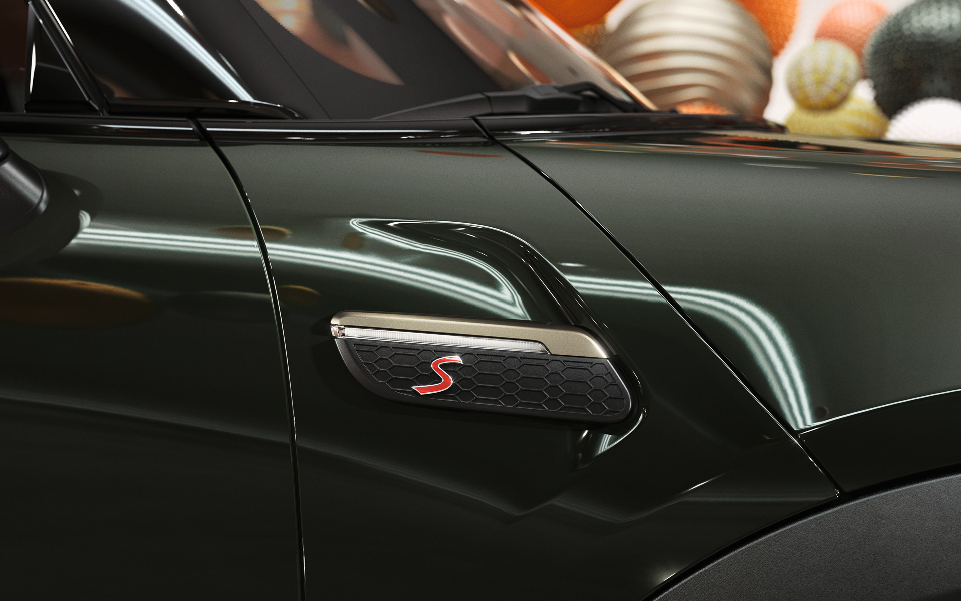 専用カラー「レゾリュートブロンズ」のサイドスカットル