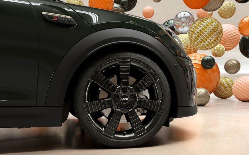 う*ん様 MINI レゾリュートエディション　18インチ　ブラックホイール パル MINI、特別仕様車「レゾリュート エディション」 専用ボディカラーや