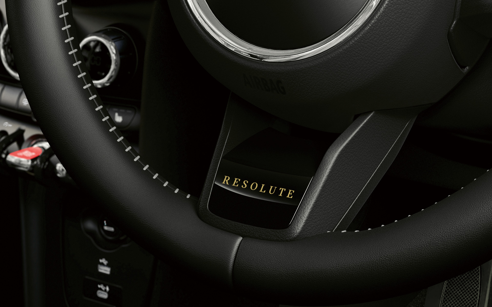 「Resolute」ロゴ入りのナッパレザーステアリング