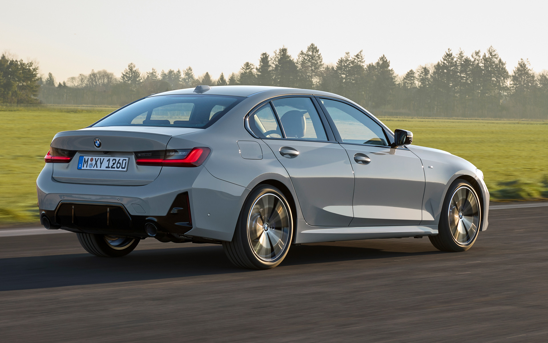 セダンのボディサイズは、4720×1825×1440mm（全長×全幅×全高※330e M Sportのみ全高1445mm）、ホイールベースは2850mm、車両重量は1550kg～1800kg