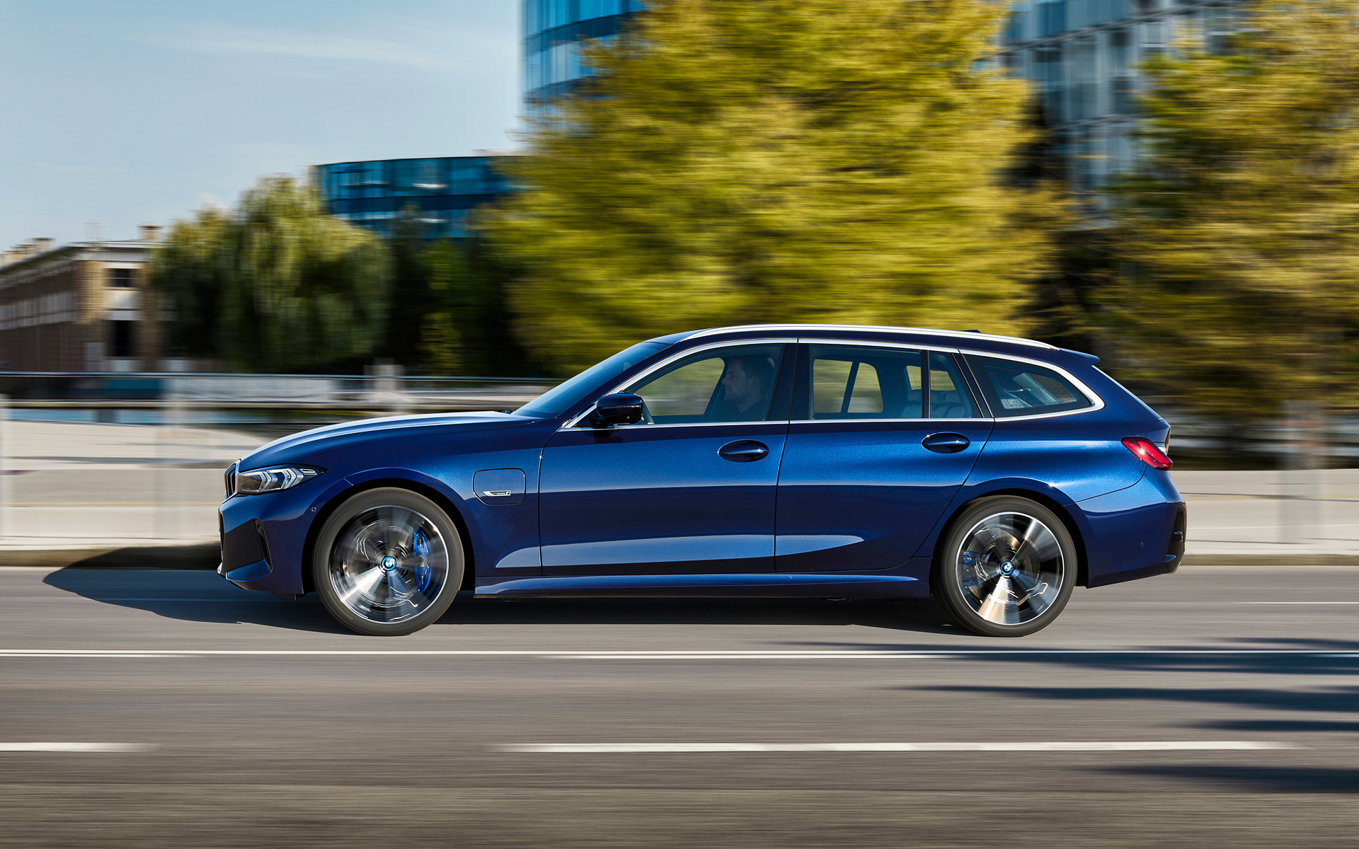 ツーリングのボディサイズは、4720×1825×1450mm（全長×全幅×全高/320d xDrive ツーリング M Sportのみ全高1455mm）、ホイールベースは2850mm、車両重量は1610kg～1810kg