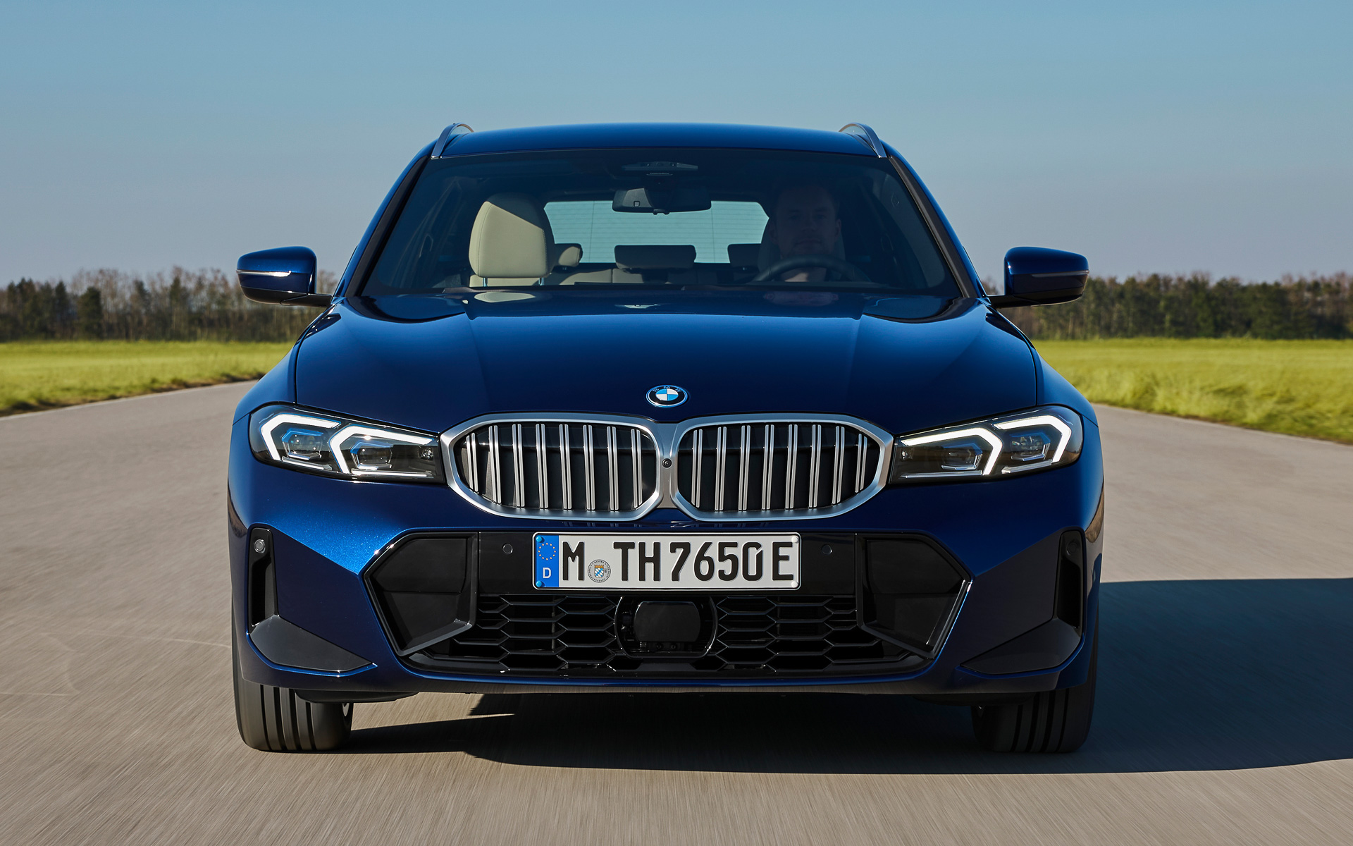 ツーリングのボディサイズは、4720×1825×1450mm（全長×全幅×全高/320d xDrive ツーリング M Sportのみ全高1455mm）、ホイールベースは2850mm、車両重量は1610kg～1810kg