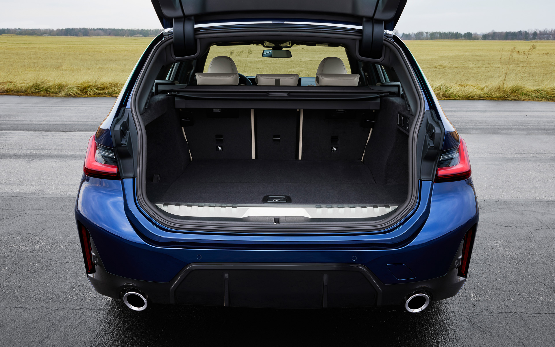 ツーリングの後席も4：2：4の可倒式で、ラゲッジスペースを有効に利用できる