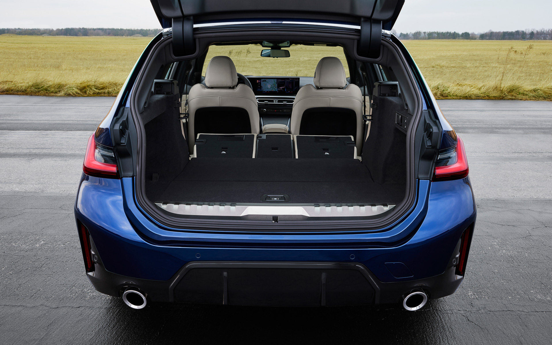 ツーリングの後席も4：2：4の可倒式で、ラゲッジスペースを有効に利用できる