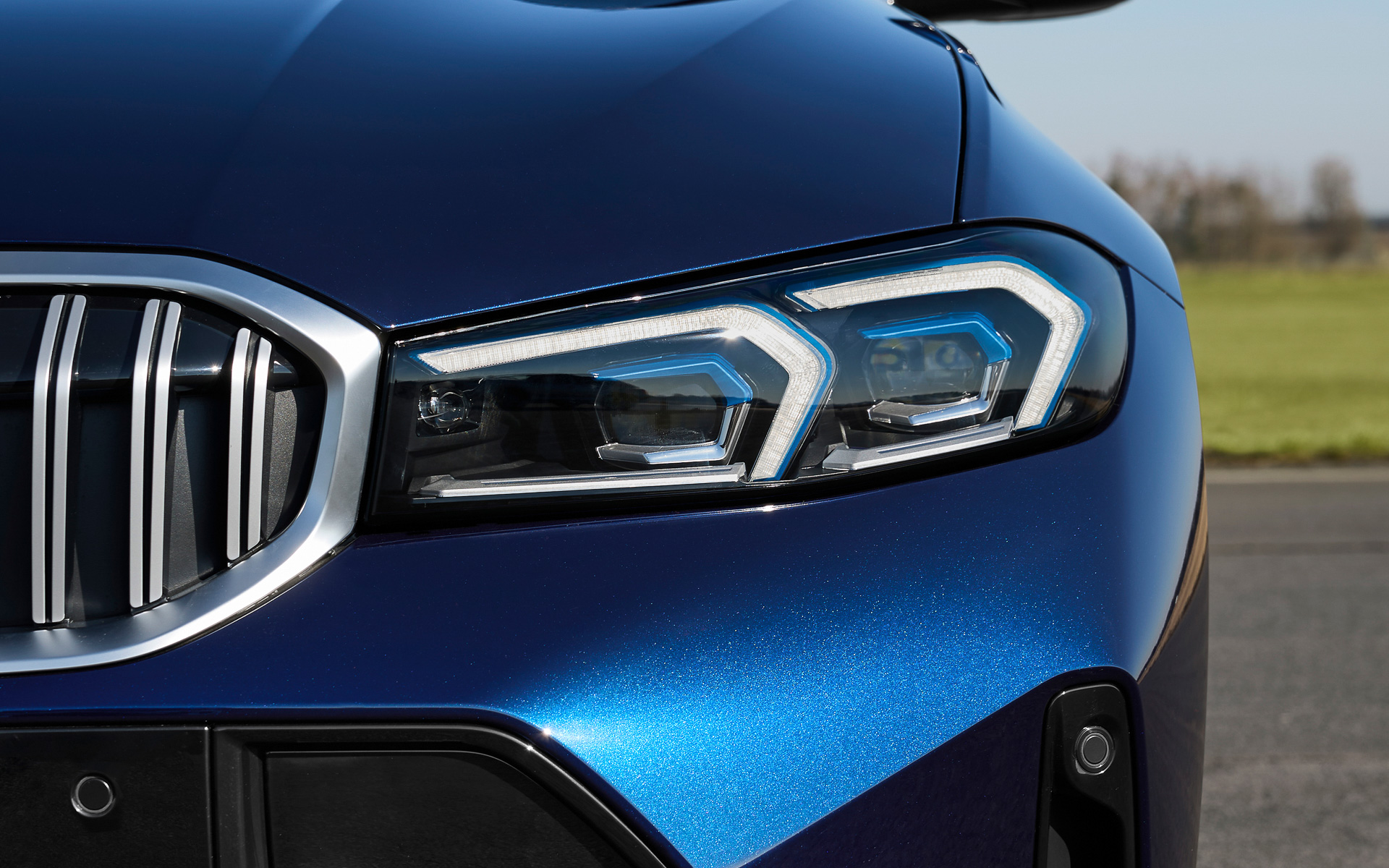 カバーの内側にブルーのアクセントがあるアダプティブLEDヘッドライト（オプション設定）には、コーナリングライト、マトリックスハイビーム、ダイナミックヘッドライトレンジコントロールなどの機能を搭載