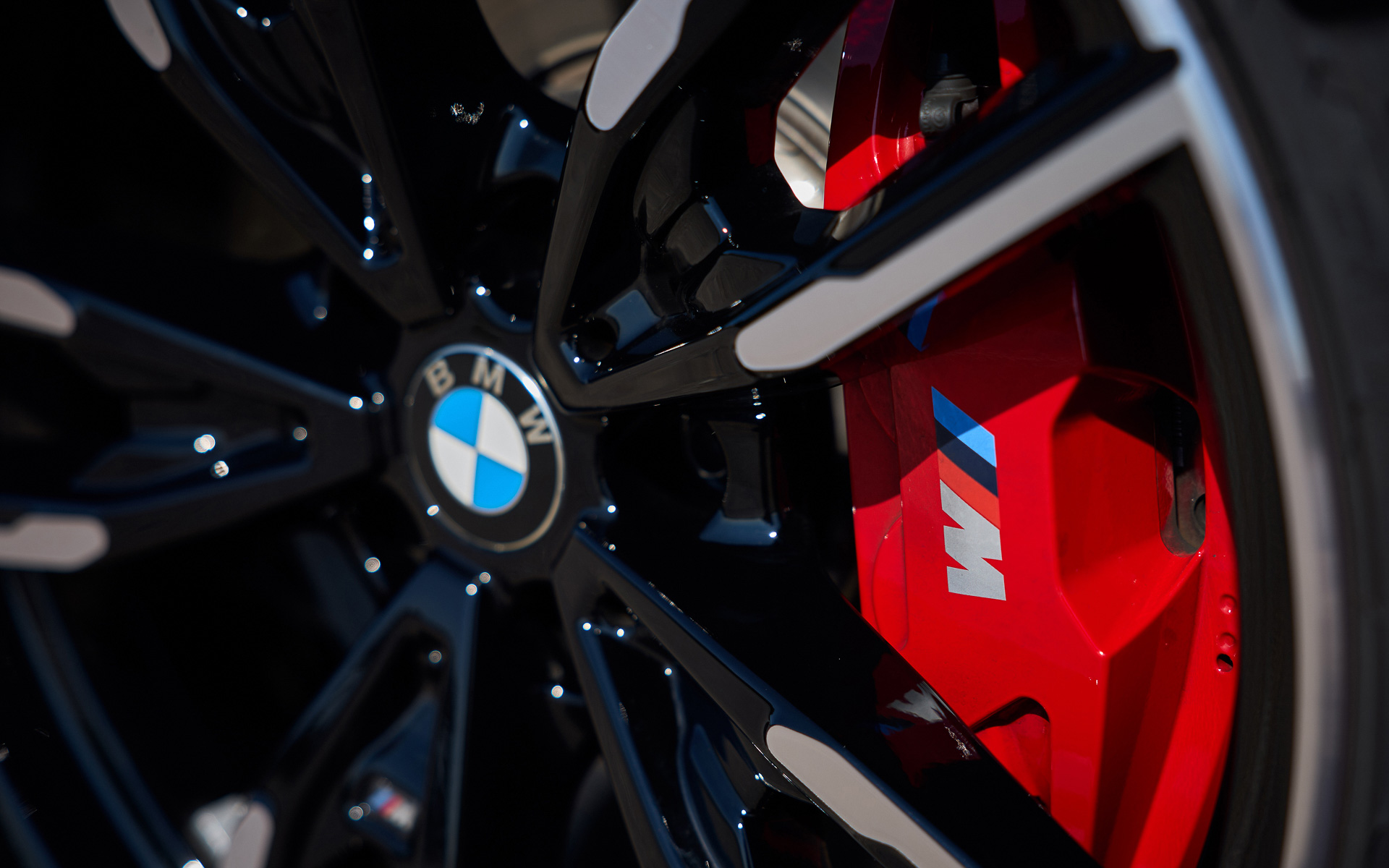 MスポーツパッケージProのMスポーツブレーキシステム（レッドキャリパー）