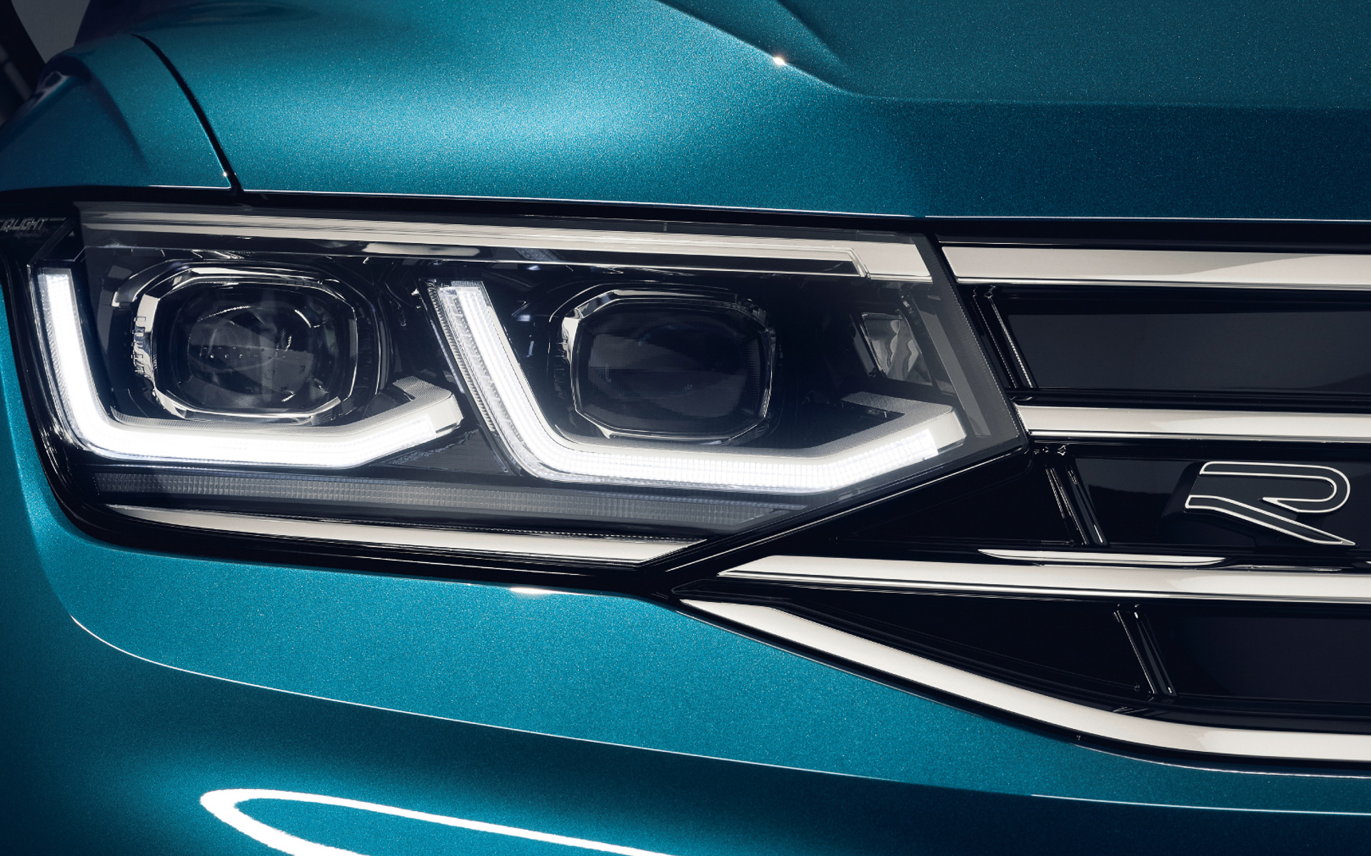 32個のLEDライトを個別にON/OFF制御するLEDマトリックスヘッドライト「IQ. LIGHT」はダイナミックターンインジケーター付き