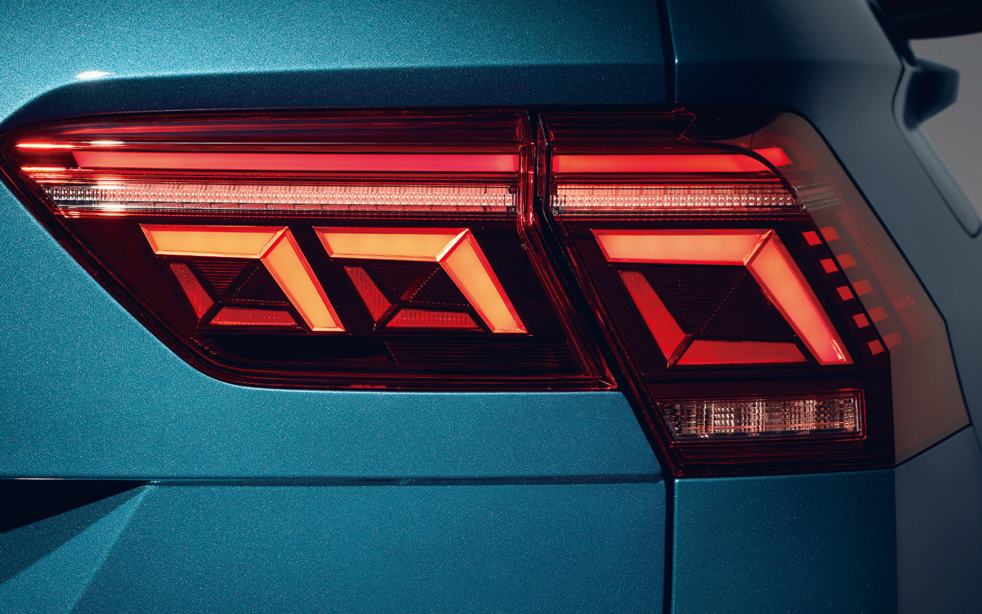 上位モデルはLEDテールランプを採用