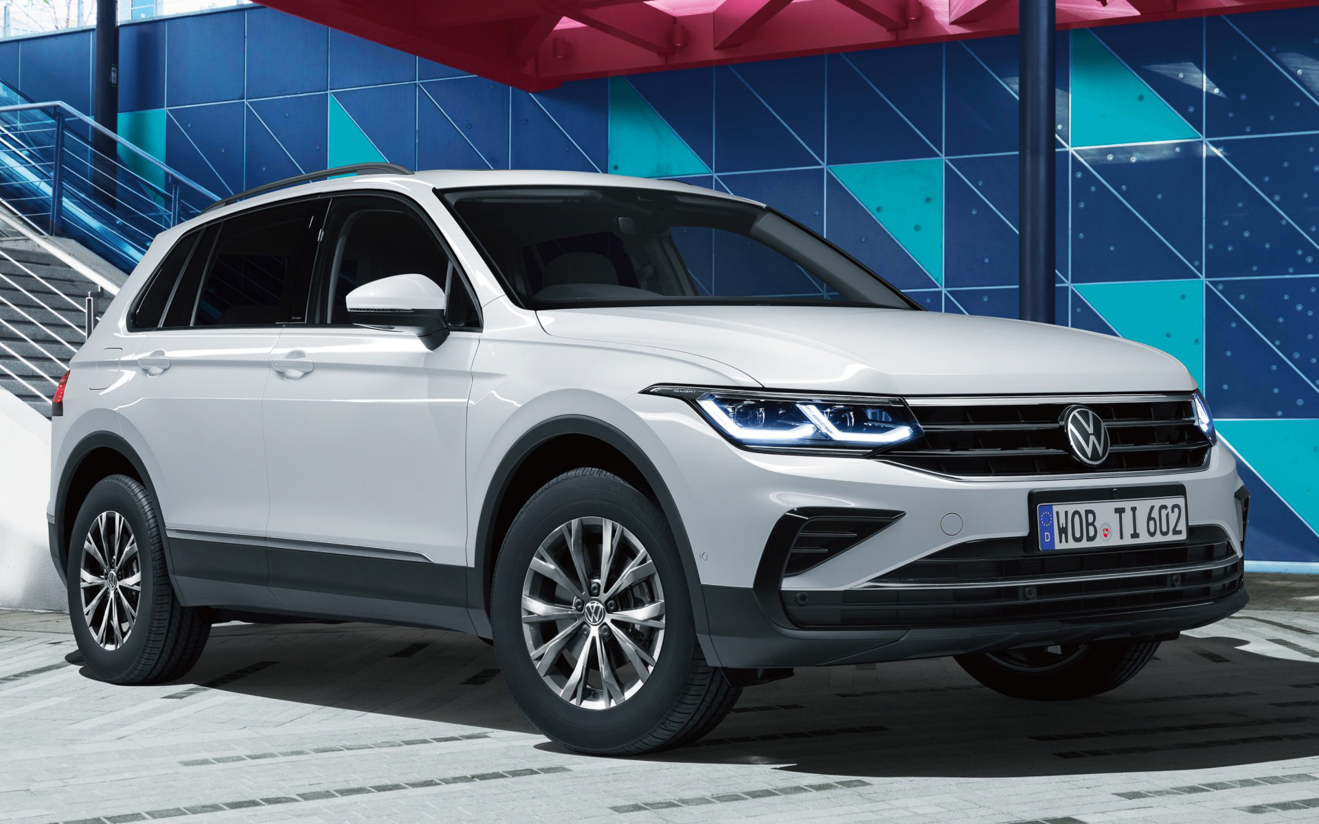 ボディサイズは4515（R-Lineは4520）×1840（R-Lineは1860）×1675mm（全長×全幅×全高）、ホイールベースは2675mm、車両重量は1660kg（R-Lineは1720kg）