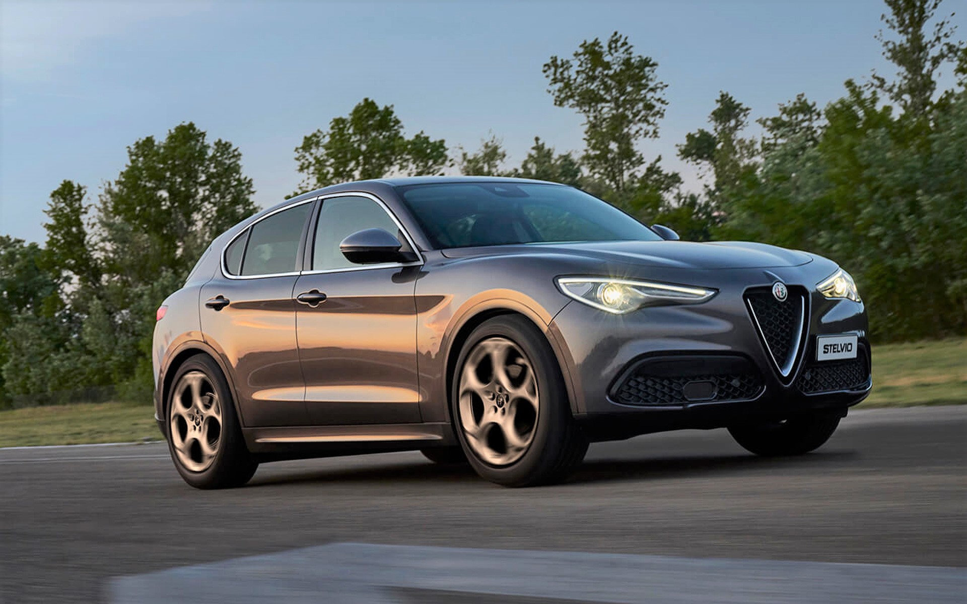 アルファ ロメオが「ステルヴィオ」に、数々の特別装備で上質感を高めた限定車「エディツィオーネ・ルッソ」を発売する