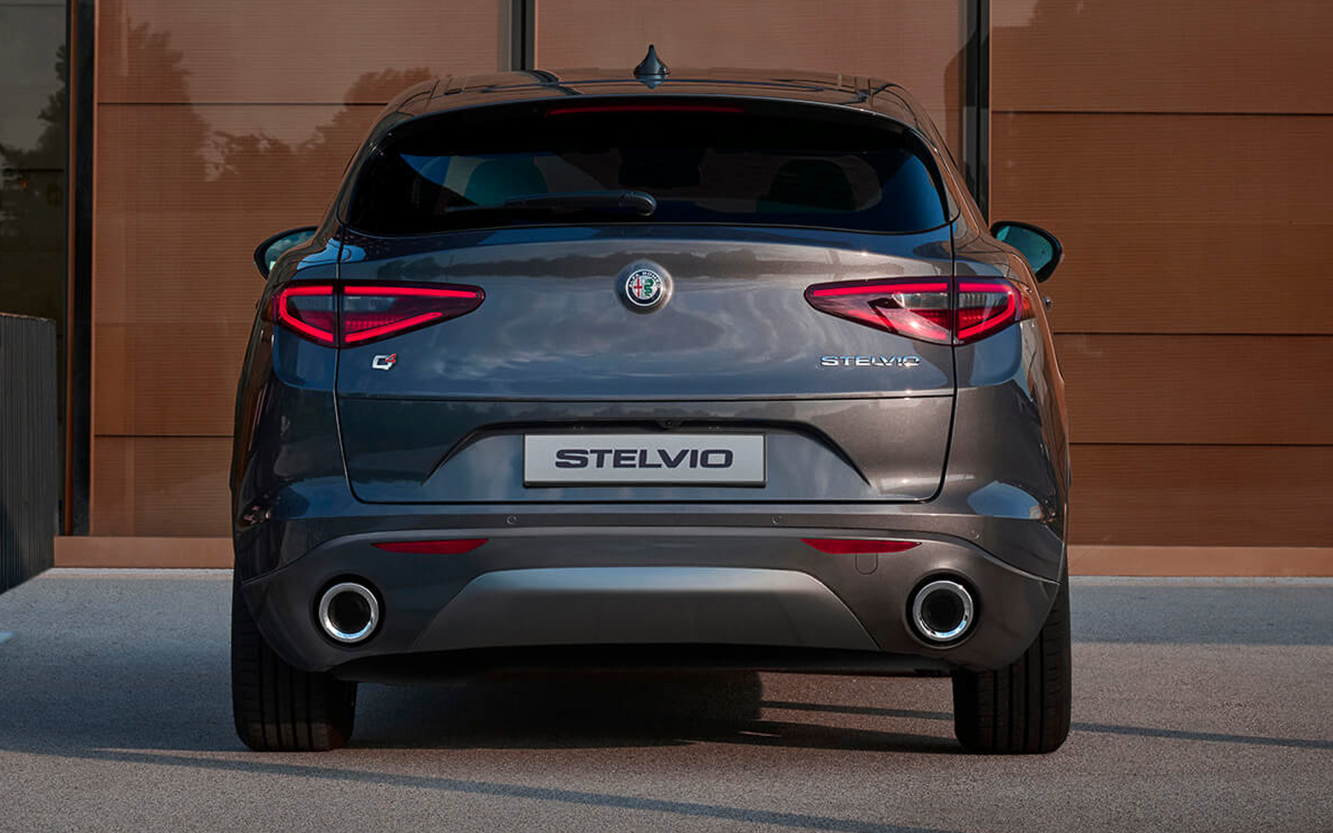 ボディ同色のホイールアーチにしたほか、クローム処理を施したウインドウモールディングや、エキゾーストパイプフィニッシャーを採用