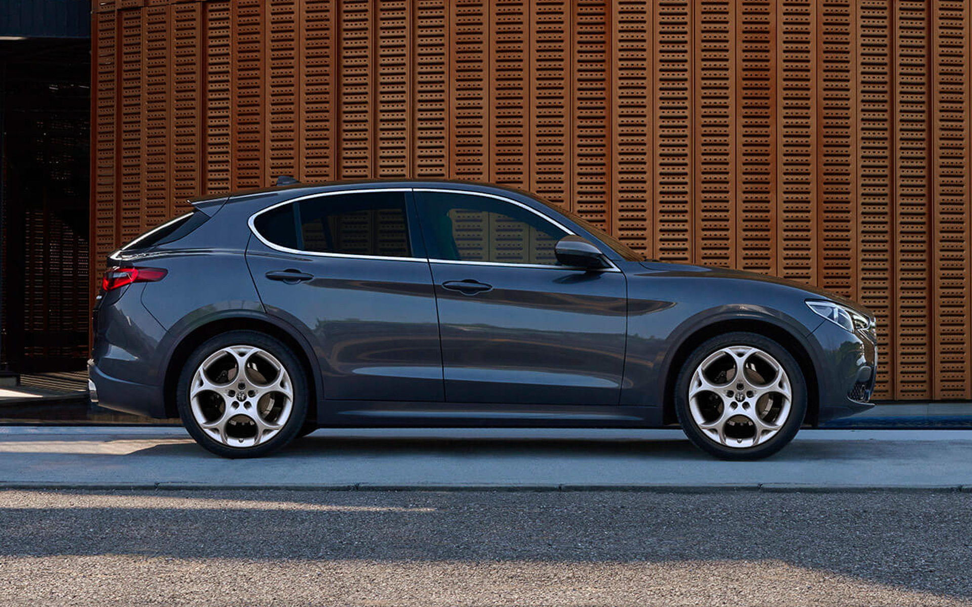 ボディ同色のホイールアーチにしたほか、クローム処理を施したウインドウモールディングや、エキゾーストパイプフィニッシャーを採用