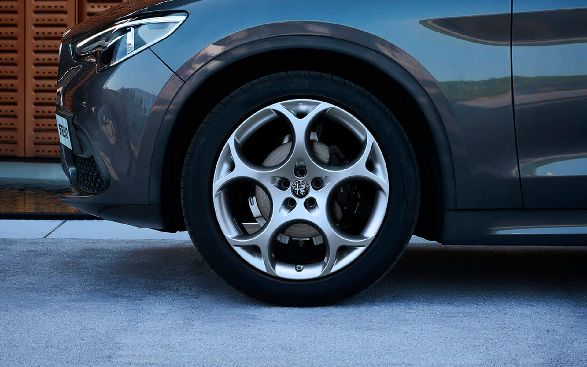 専用の21インチアルミホイールとブラック仕様のブレーキキャリパーを装着