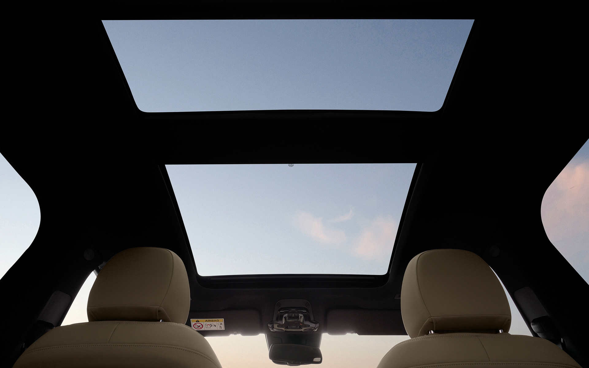 開放感を高めるパノラマサンルーフ