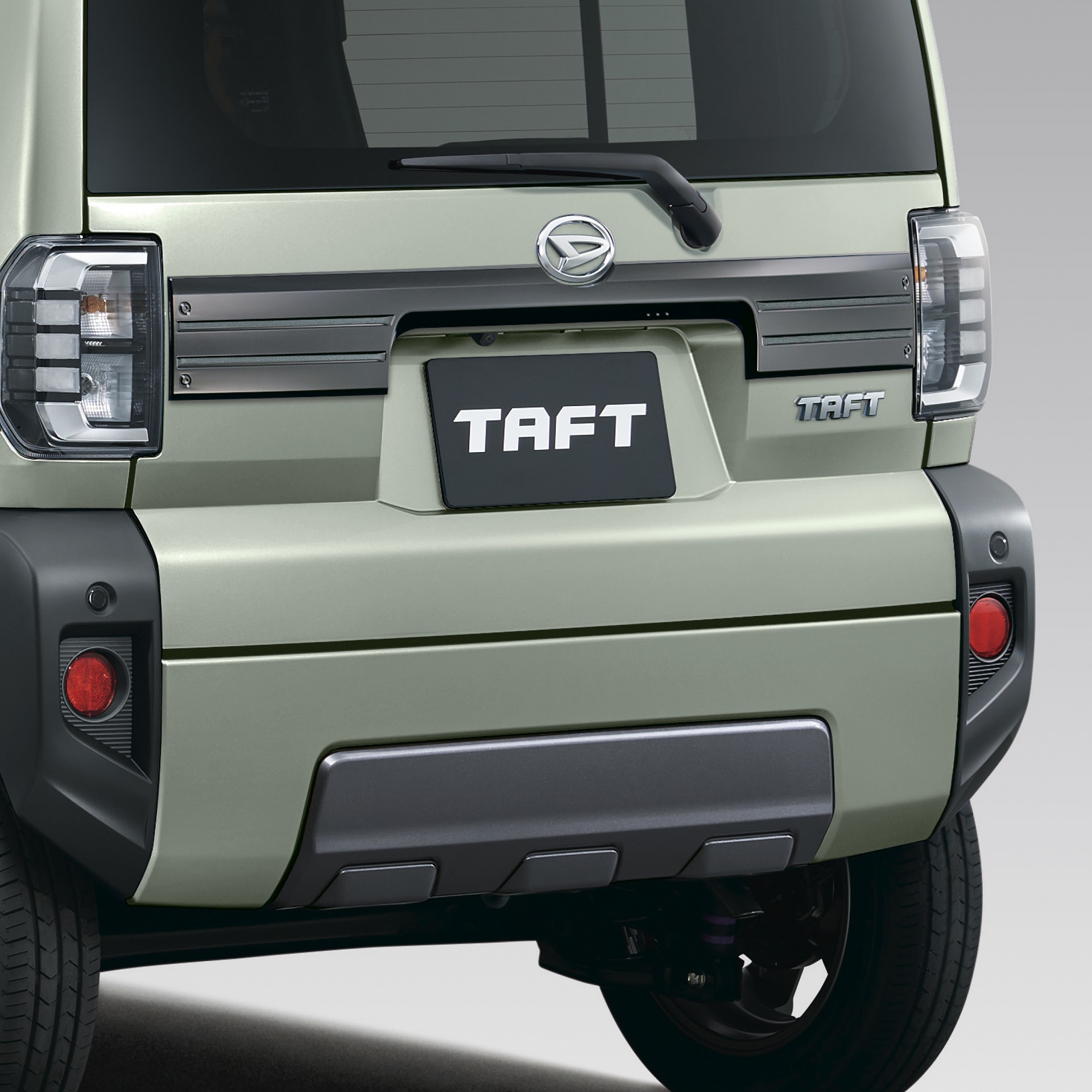 バックドアガーニッシュ（ダークブラックメッキ）＆ガンメタリックアンダーガーニッシュ