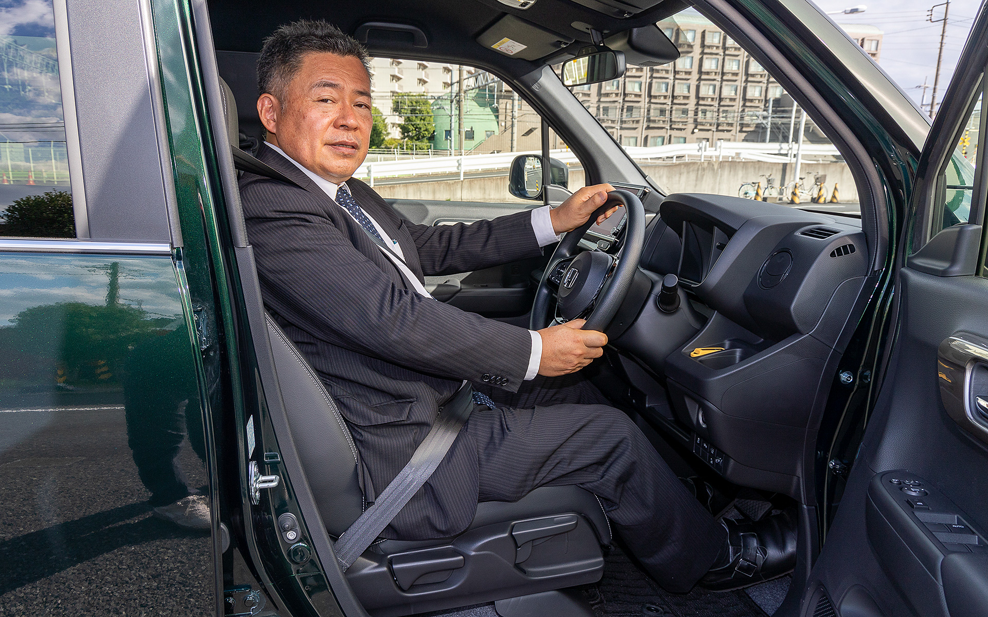 新たな安全装置「急アクセル抑制機能」について、エグゼクティブチーフエンジニアの高石秀明氏が解説を行なった