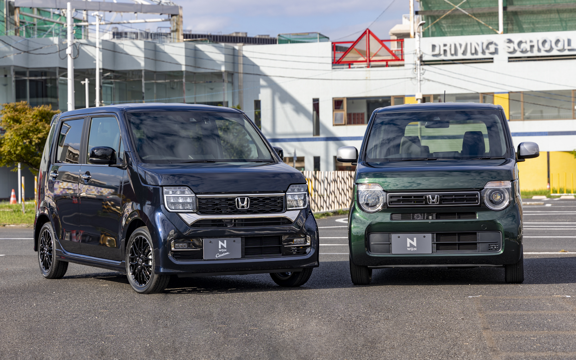 マイナーチェンジしたN-WGN Custom（左）とN-WGN（右）。※N-WGNは特別仕様車「STYLE＋ BITTER」