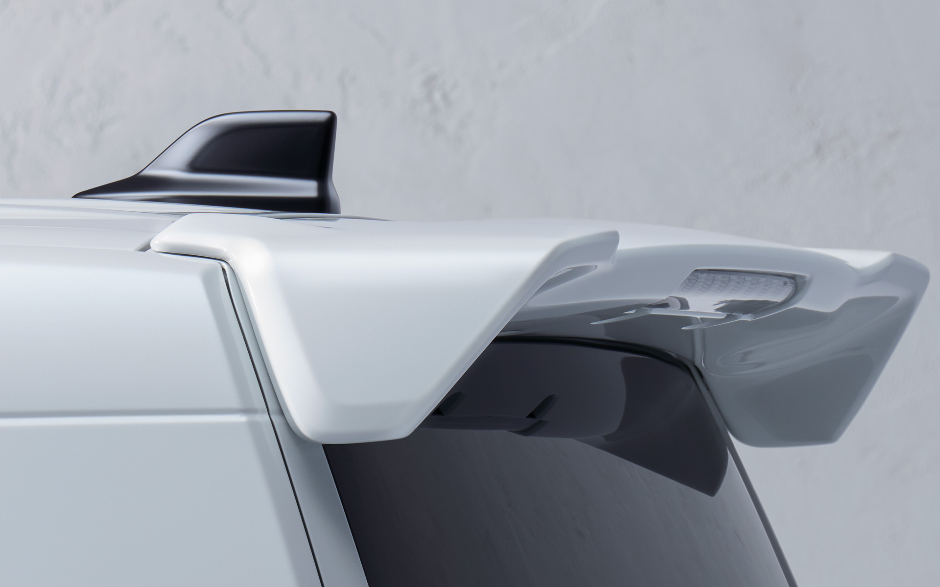 リアウイングとドルフィンアンテナを装備