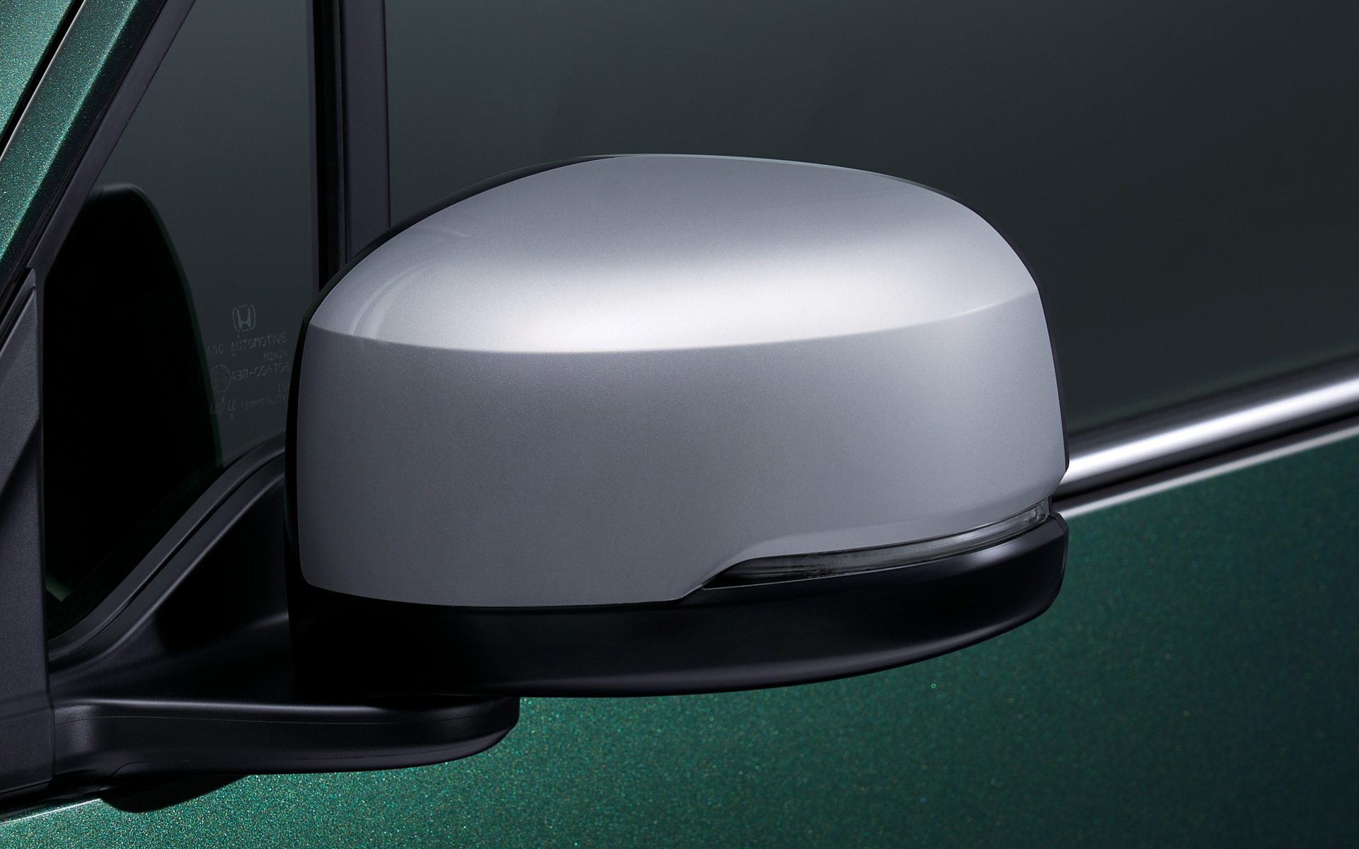 ナンバーガーニッシュ、ドアノブ、ドアミラーカバー（ボディカラーによって異なる）は上質感のあるクロームメッキ仕様