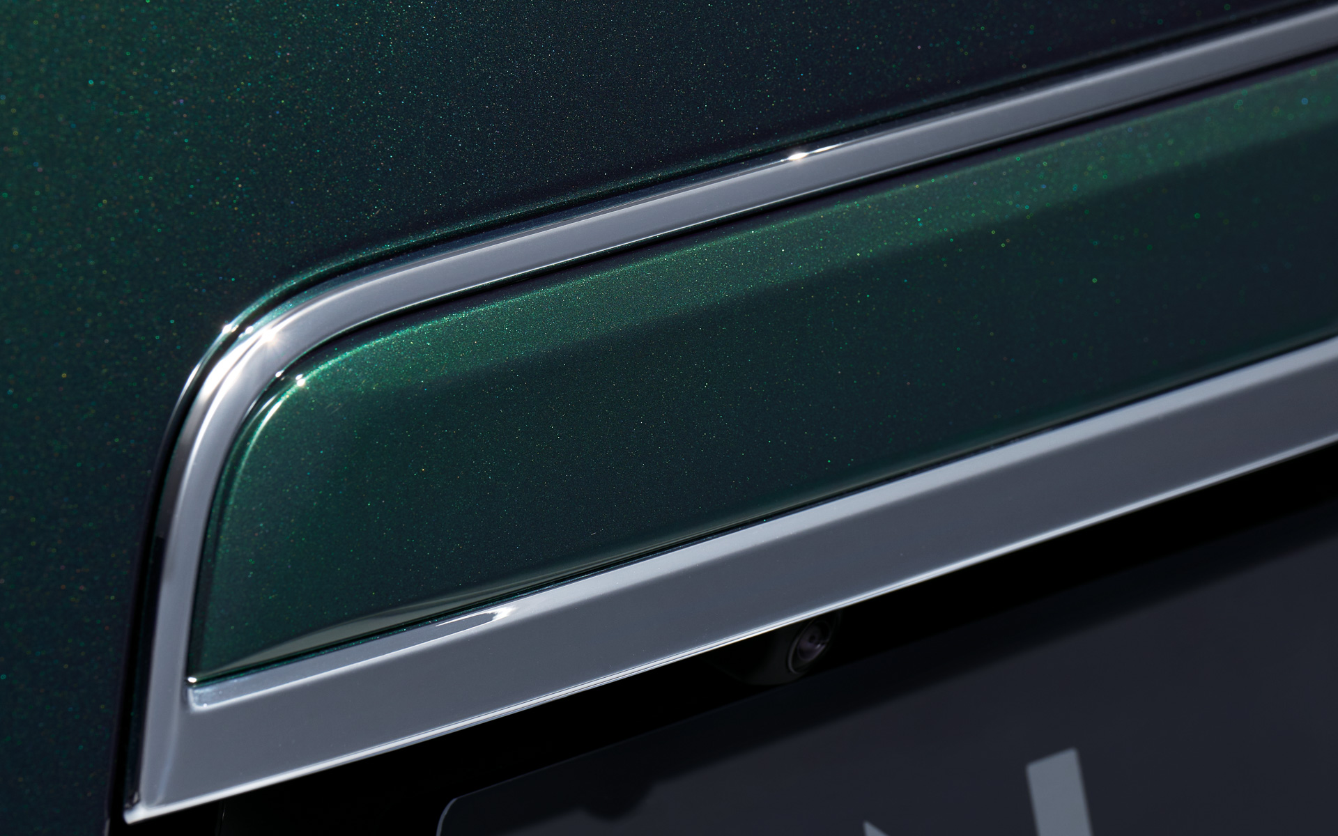 ナンバーガーニッシュ、ドアノブ、ドアミラーカバー（ボディカラーによって異なる）は上質感のあるクロームメッキ仕様