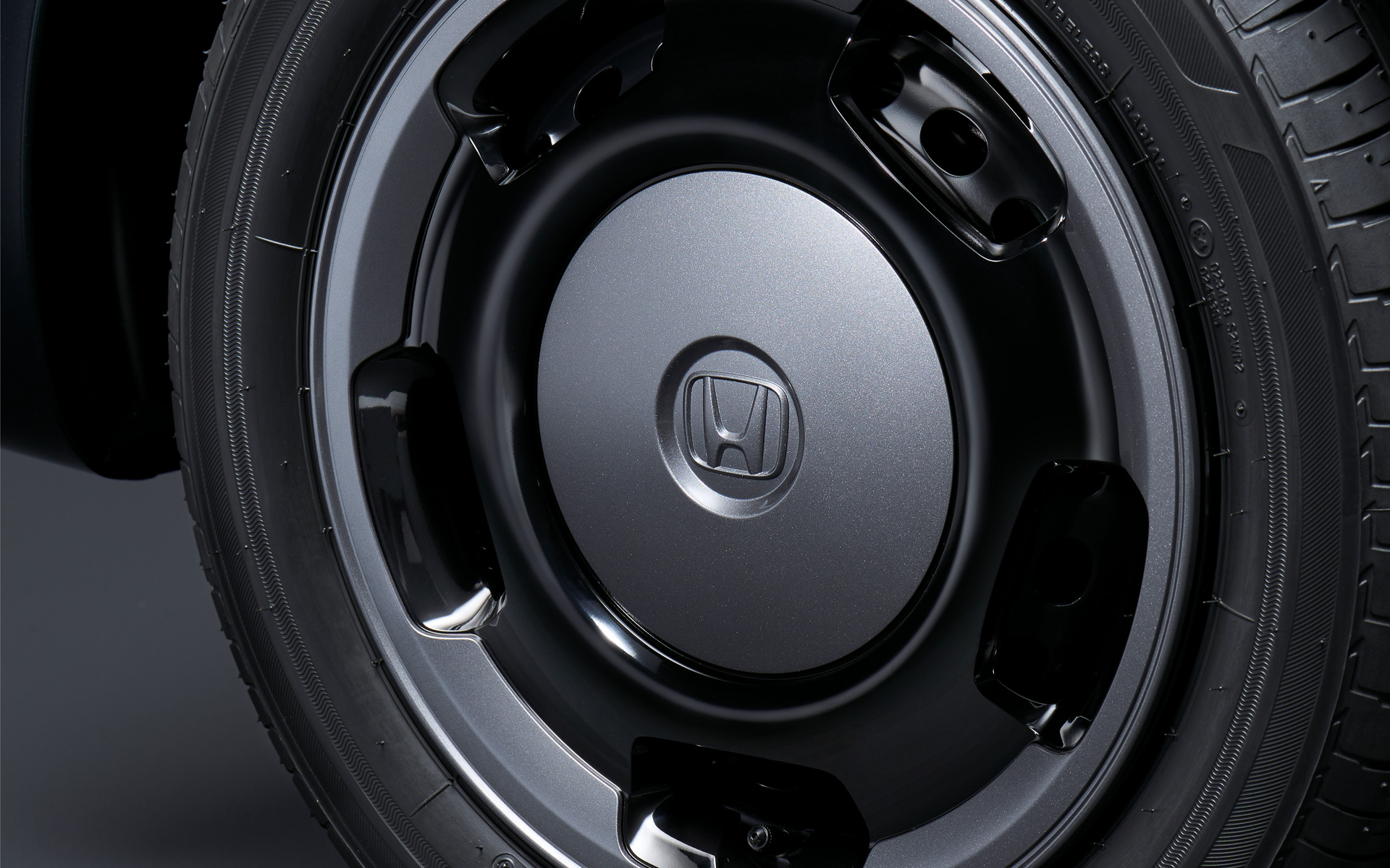 専用トリムキャップはグレーメタリック×ブラックの2トーン塗装を採用