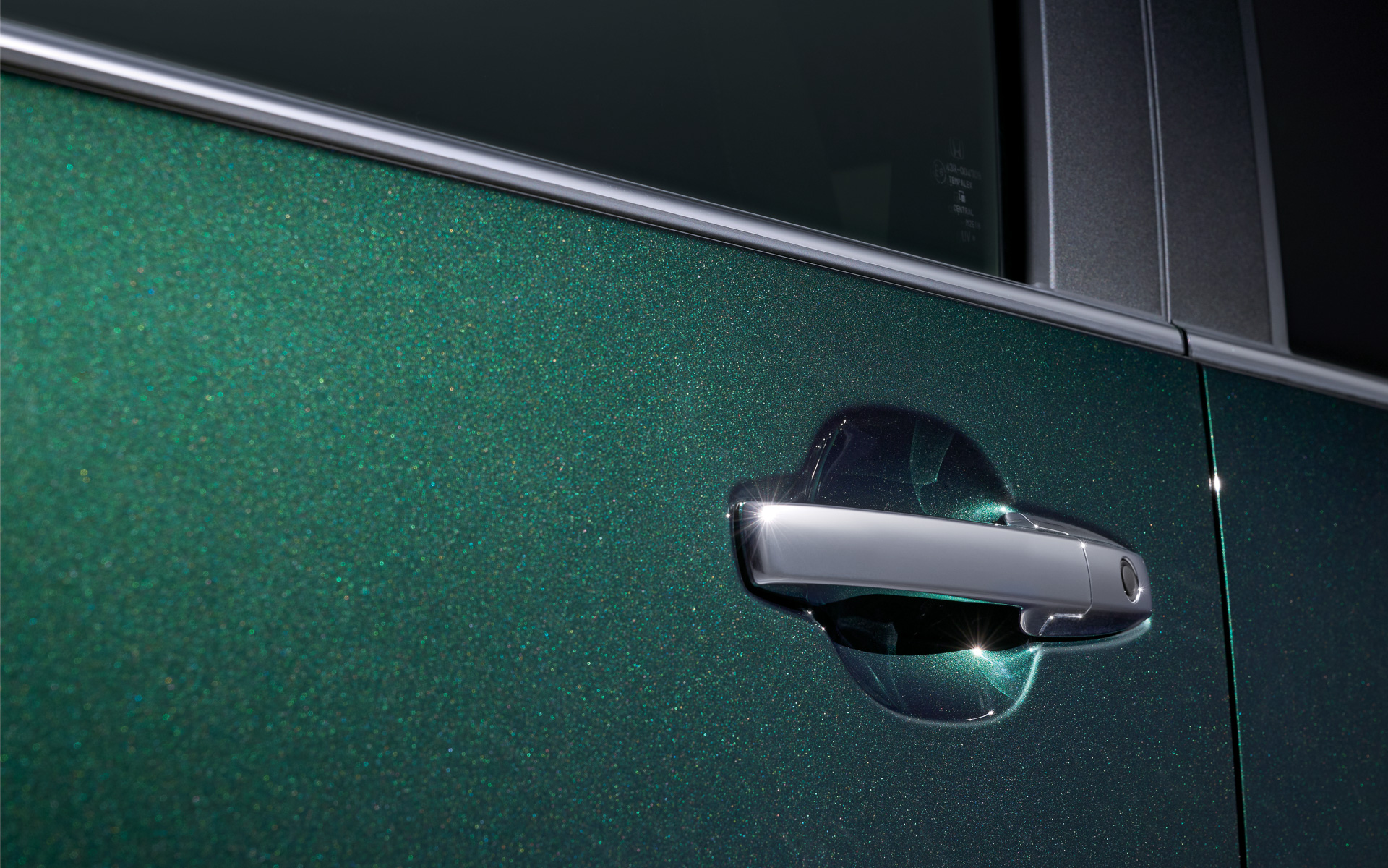 ナンバーガーニッシュ、ドアノブ、ドアミラーカバー（ボディカラーによって異なる）は上質感のあるクロームメッキ仕様