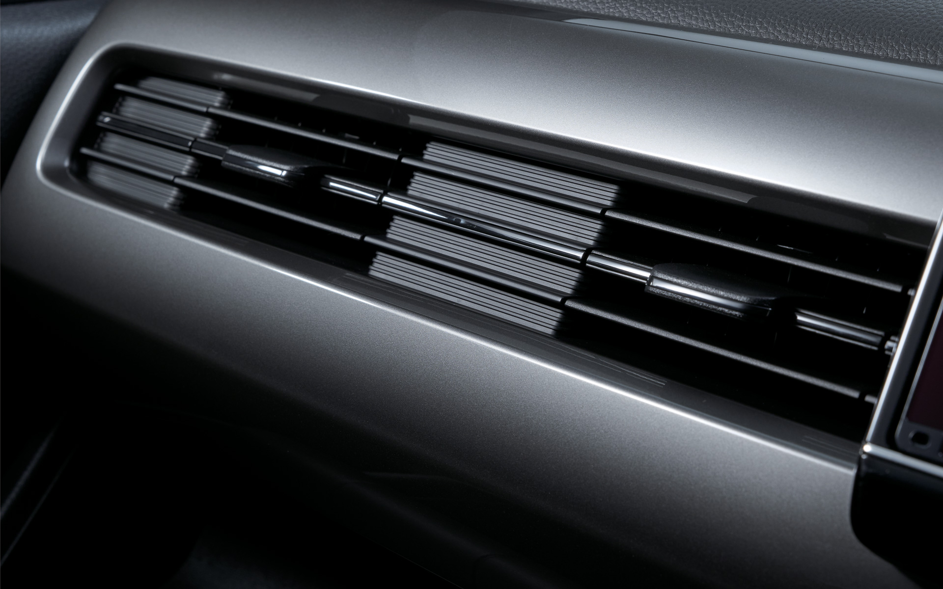 インテリアパーツにメタルスモーク偏光塗装やピアノブラックを採用し、より深みのある色合いを再現