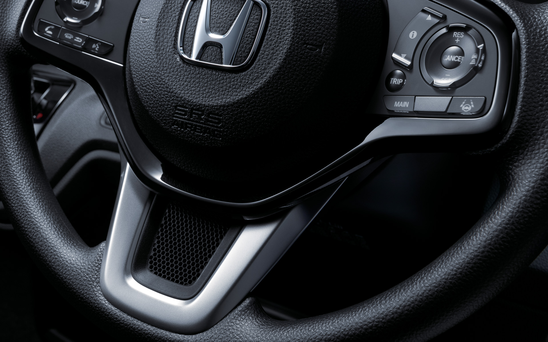 インテリアパーツにメタルスモーク偏光塗装やピアノブラックを採用し、より深みのある色合いを再現