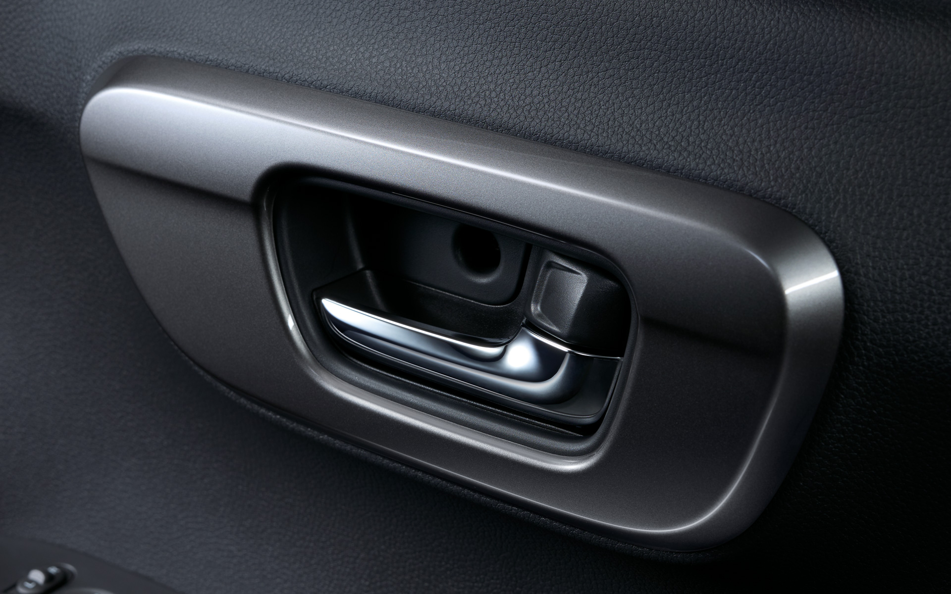 インテリアパーツにメタルスモーク偏光塗装やピアノブラックを採用し、より深みのある色合いを再現