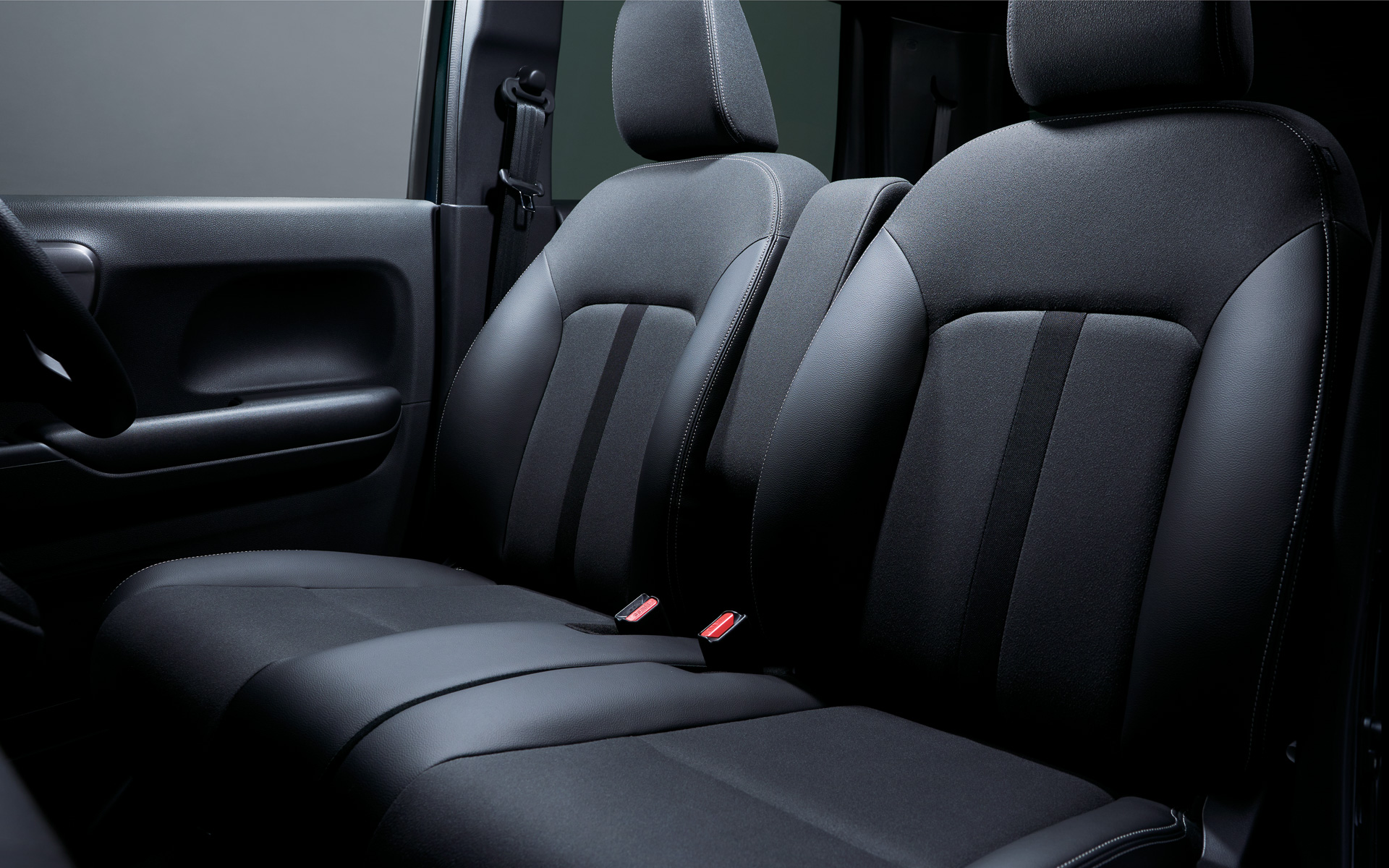 シート素材にはプライムスムースとトリコットを採用し座り心地も上質に仕上げている