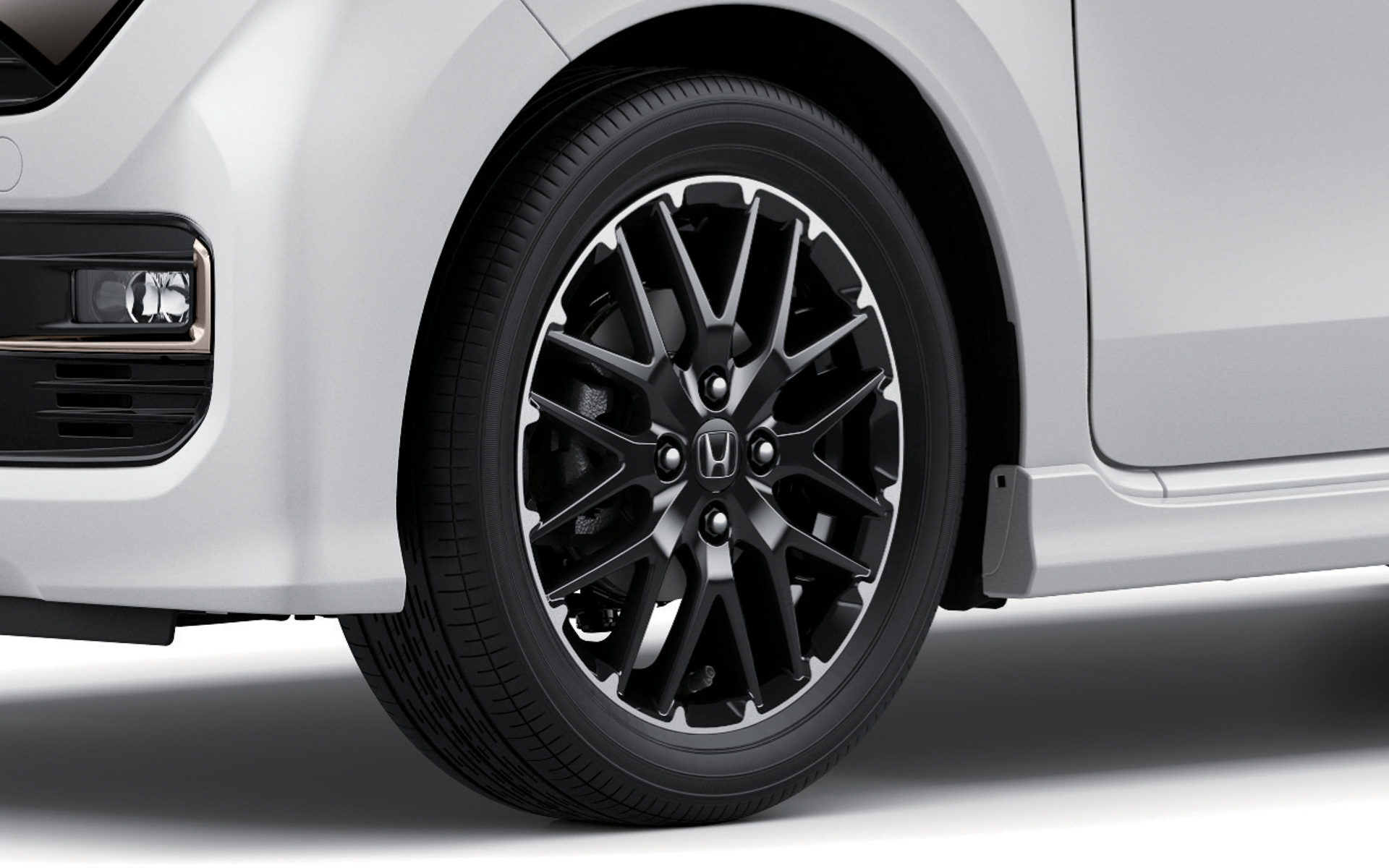 15インチアルミホイール（ブラック塗装＋切削）