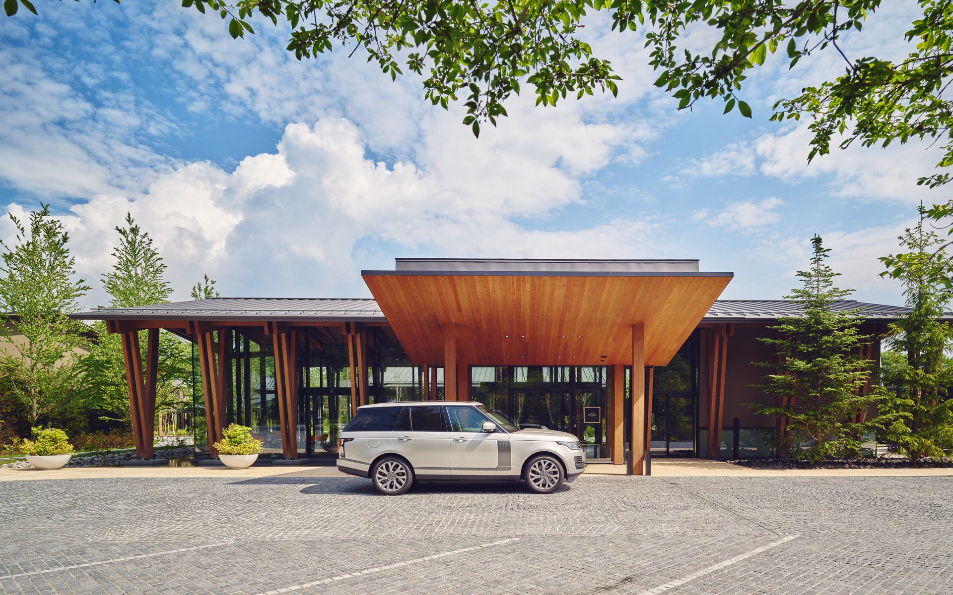 ホテルインディゴ軽井沢は、レンジローバーで軽井沢を巡るガイド付きアクティビティツアー「軽井沢で秋の収穫体験＆BBQプラン」を期間限定で開催する