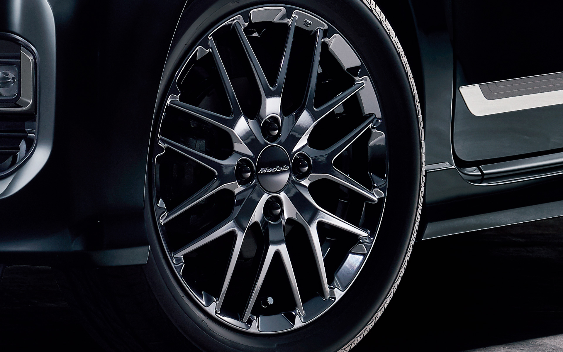 ブラックスパッタリング仕上げの15インチアルミホイール「MS-034」は3万6300円/本