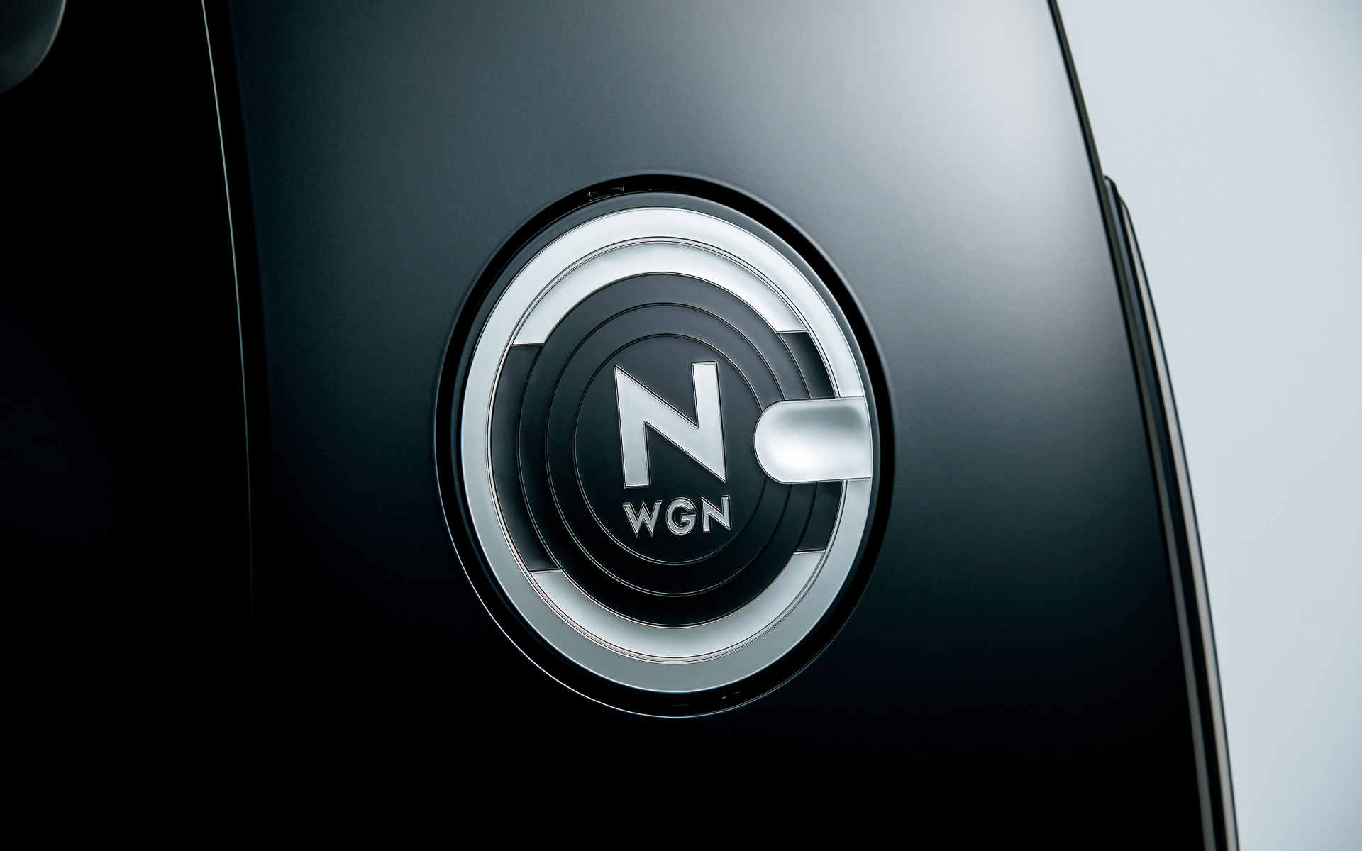 ハイボスカル（樹脂製）のフューエルリッドデカール（クロームメッキ調×ブラック）。1万1000円