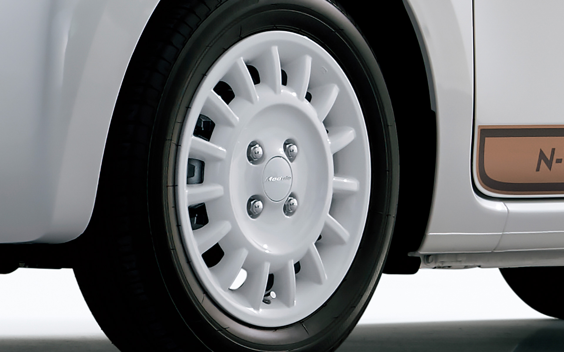 タフタホワイト塗装の14インチアルミホイール「MG-022」（2万3100円/本）