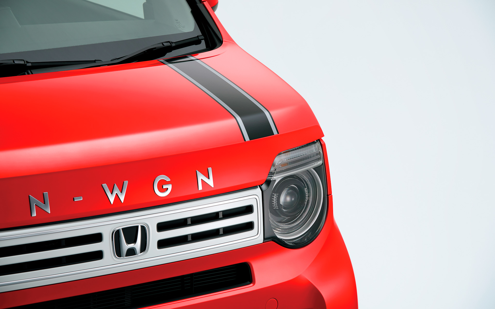 デカール（センター＆サイド）。ブラック×シルバー/N-WGNロゴ入り/ボンネット・フロントドア・リアドア各左右・テールゲート用（7枚セット）で価格は3万8500円