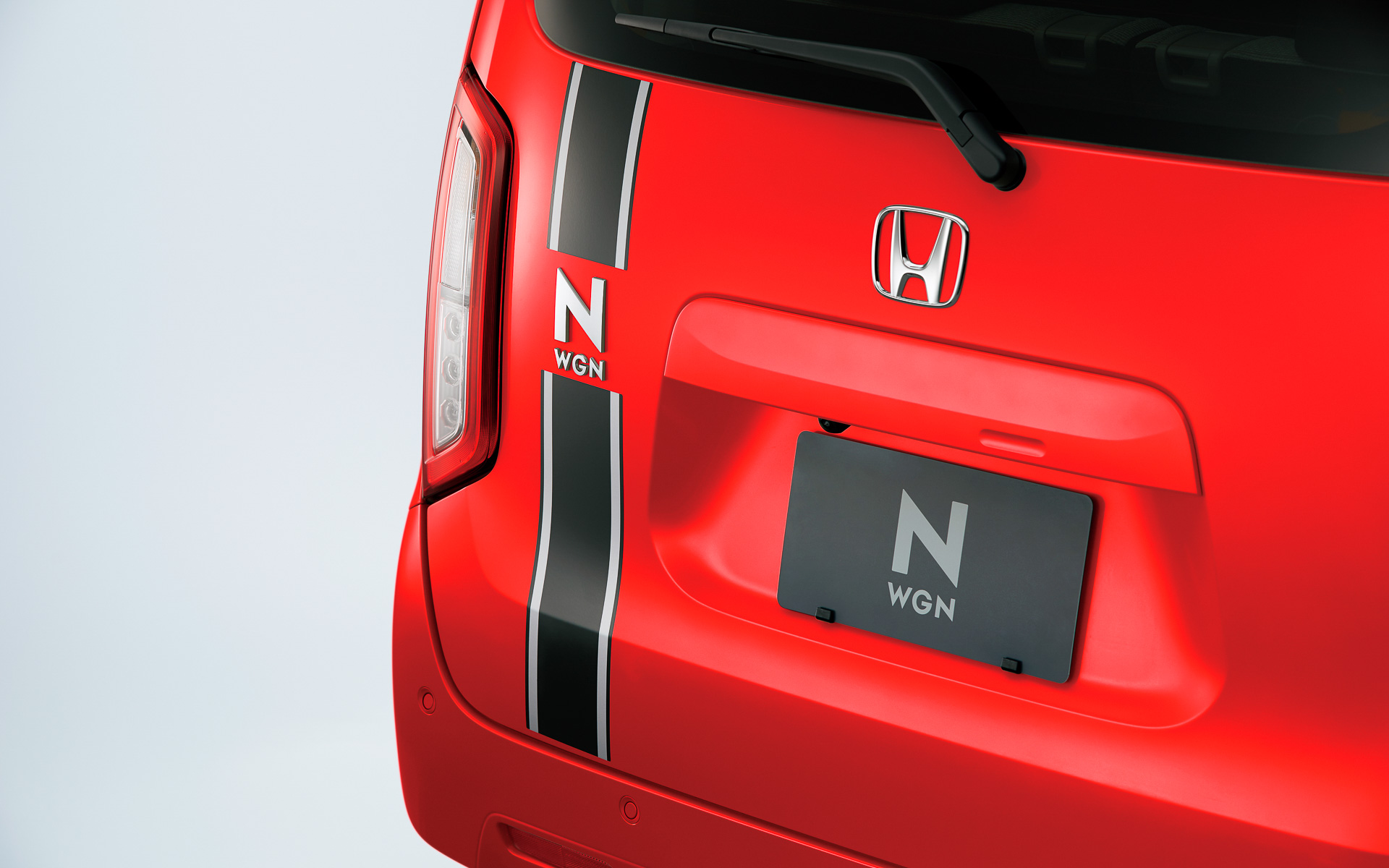 デカール（センター＆サイド）。ブラック×シルバー/N-WGNロゴ入り/ボンネット・フロントドア・リアドア各左右・テールゲート用（7枚セット）で価格は3万8500円