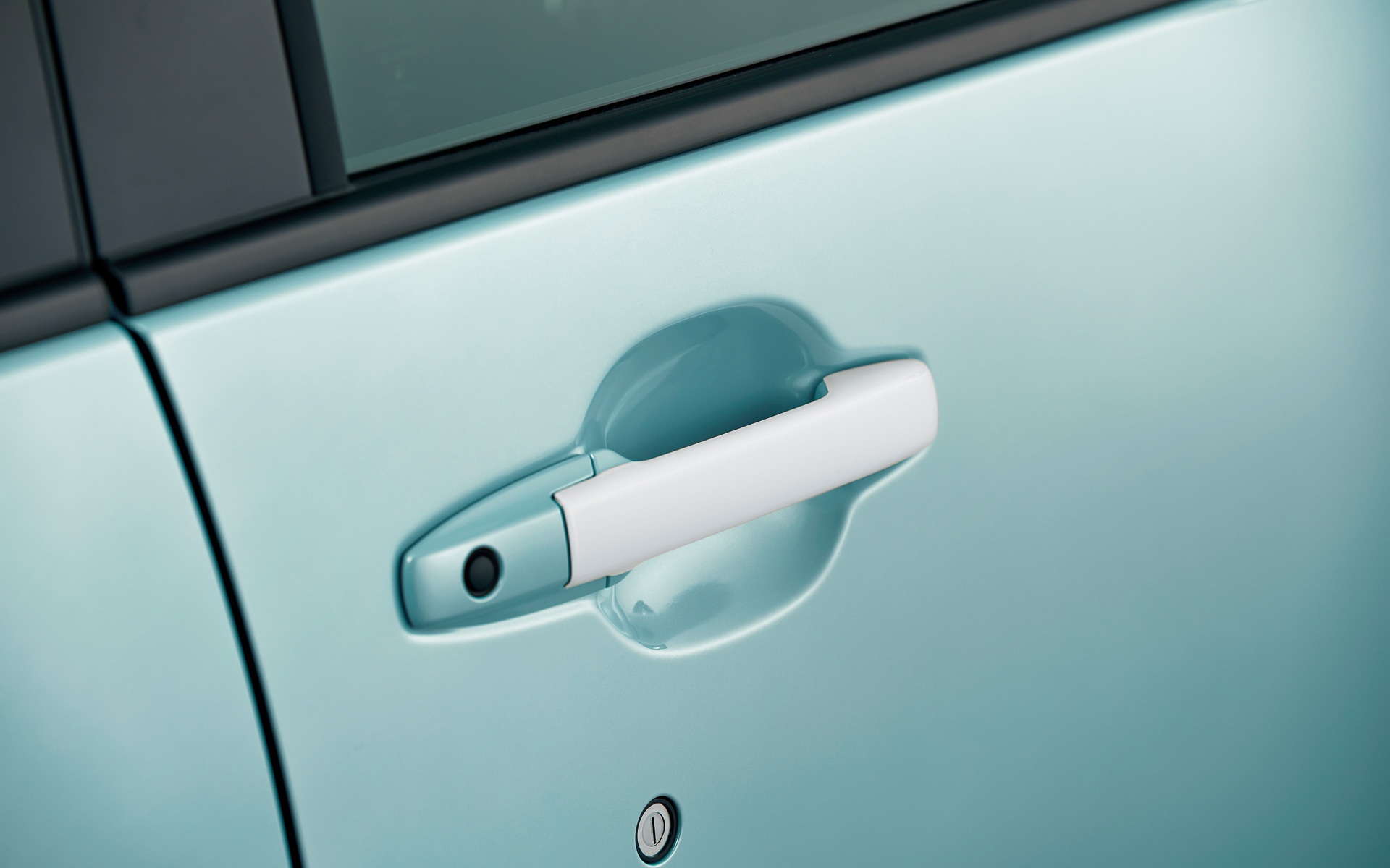 ドアハンドルカバー。ホワイト/フロント・リア用左右4枚セットで1万7050円